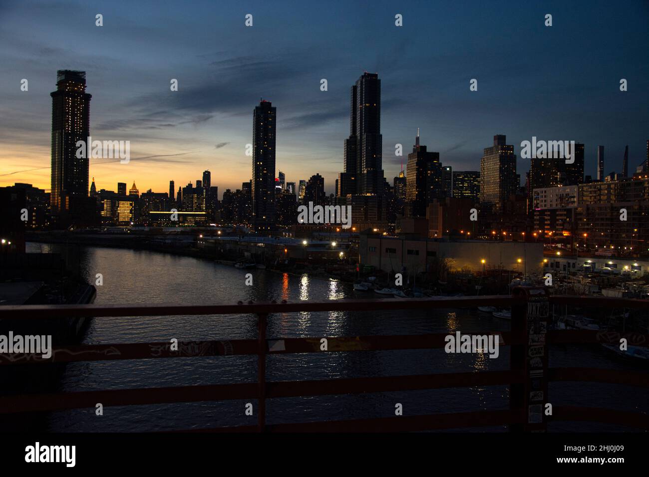 Spektakulärer Blick von der Pulaski Bridge auf die Skyline von Long Island und Manhattan Foto Stock