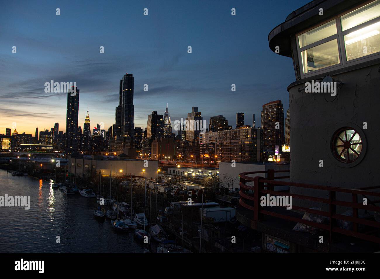 Spektakulärer Blick von der Pulaski Bridge auf die Skyline von Long Island und Manhattan Foto Stock