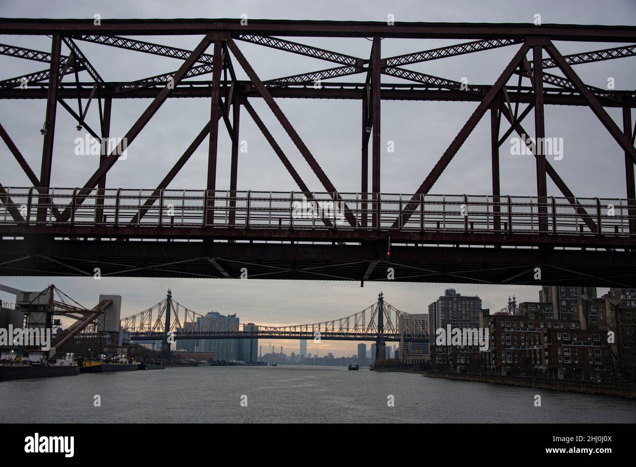 Durchfahrt mit der Fähre unter der Roosevelt Island Bridge Foto Stock