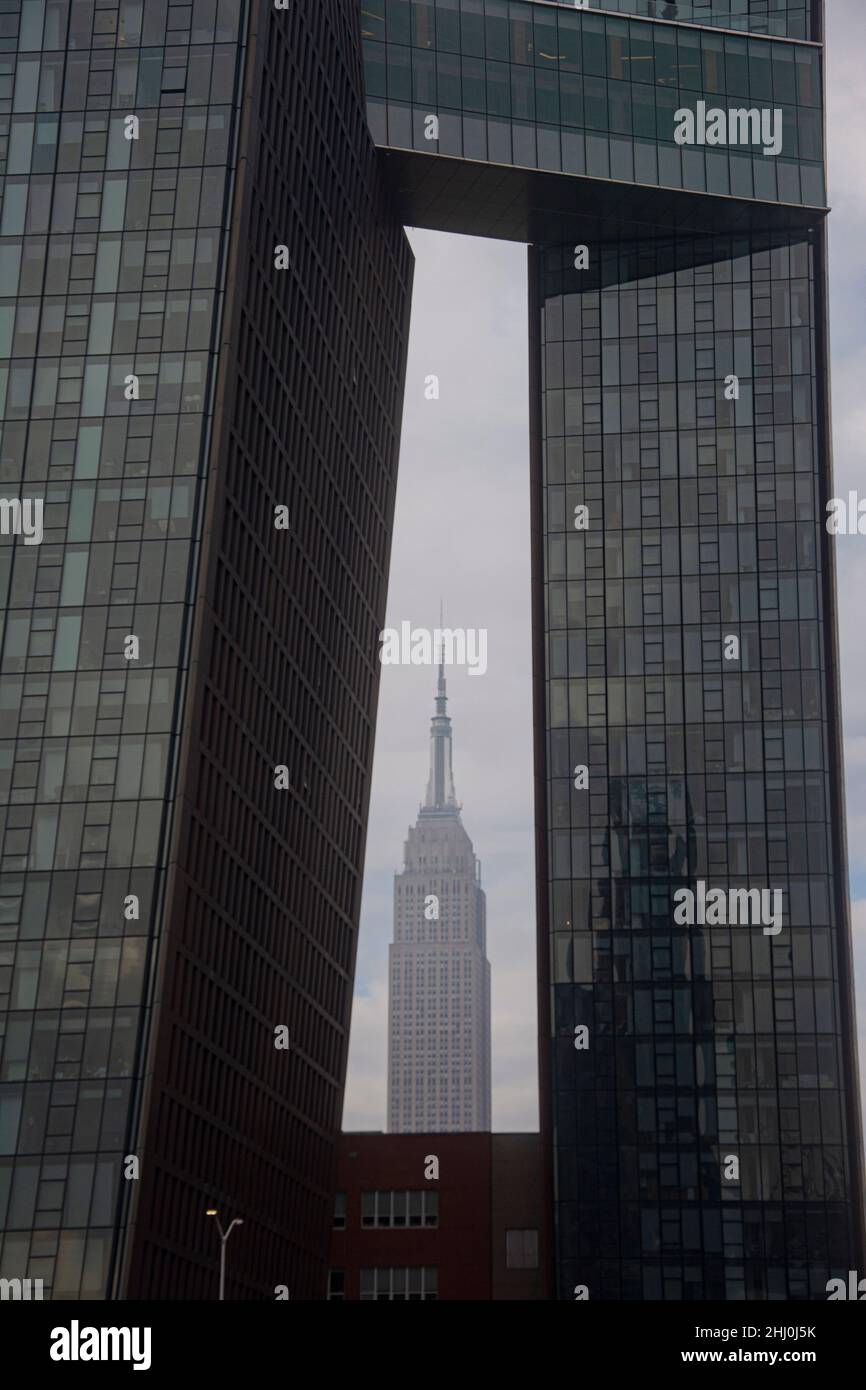 Schräges Hochhaus mit dem Empire state Building im Hintergrund Foto Stock