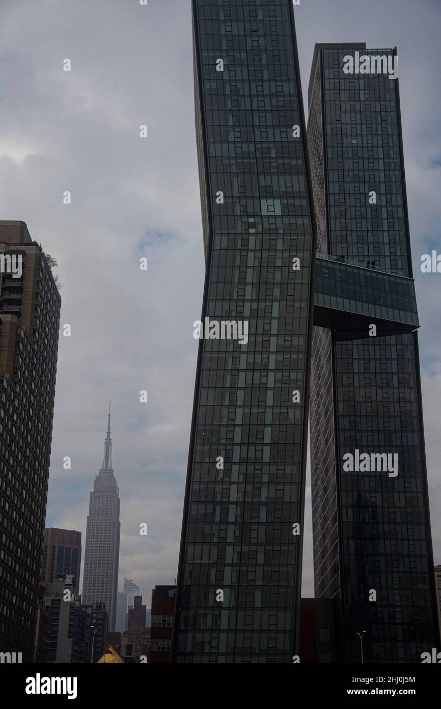 Schräges Hochhaus mit dem Empire state Building im Hintergrund Foto Stock