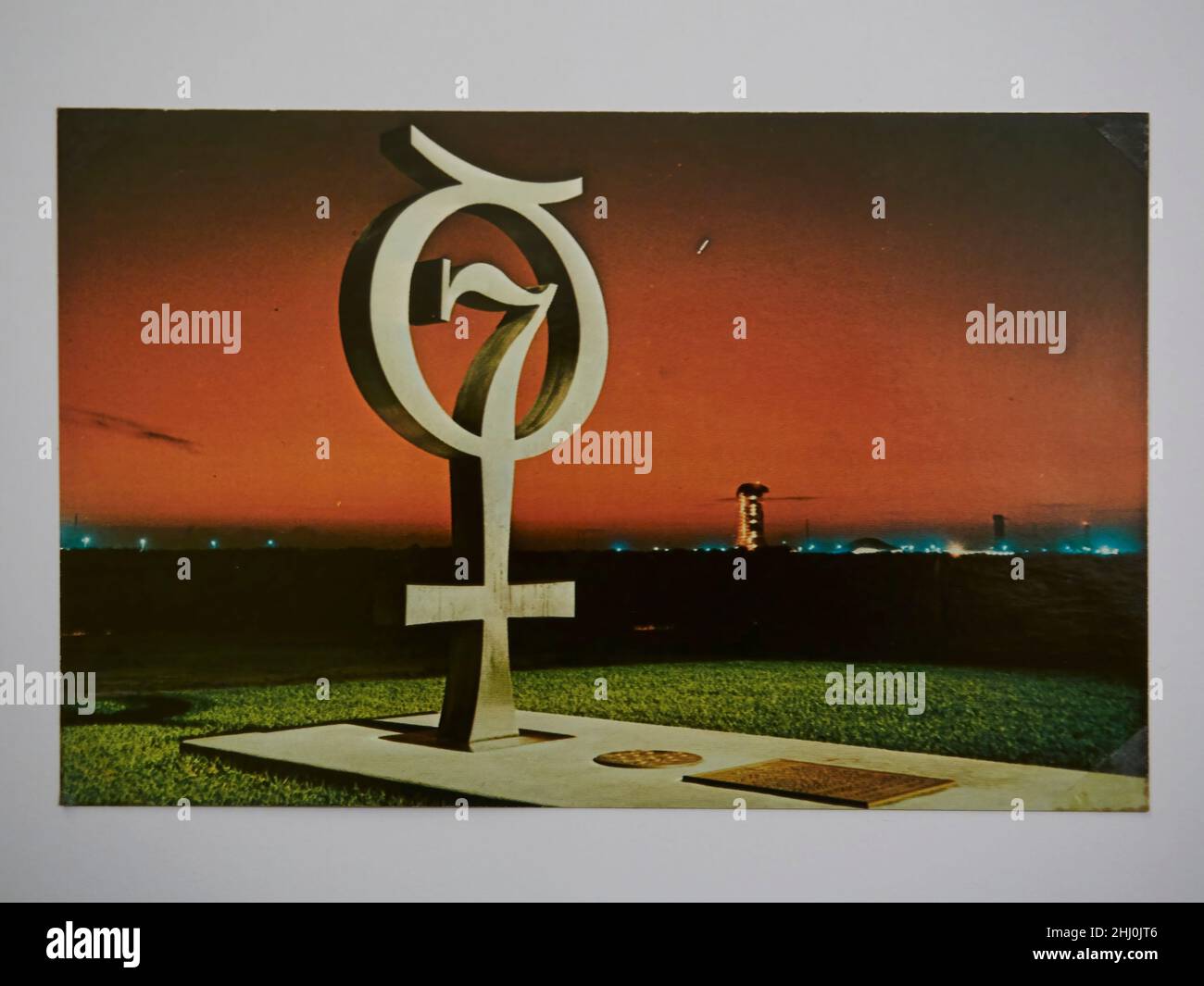 Davanti a una cartolina postale del Kennedy Space Center che mostra un monumento al "originale 7", raccolta come parte di un tour intorno al giorno del lancio dell'Apollo 11. Foto Stock