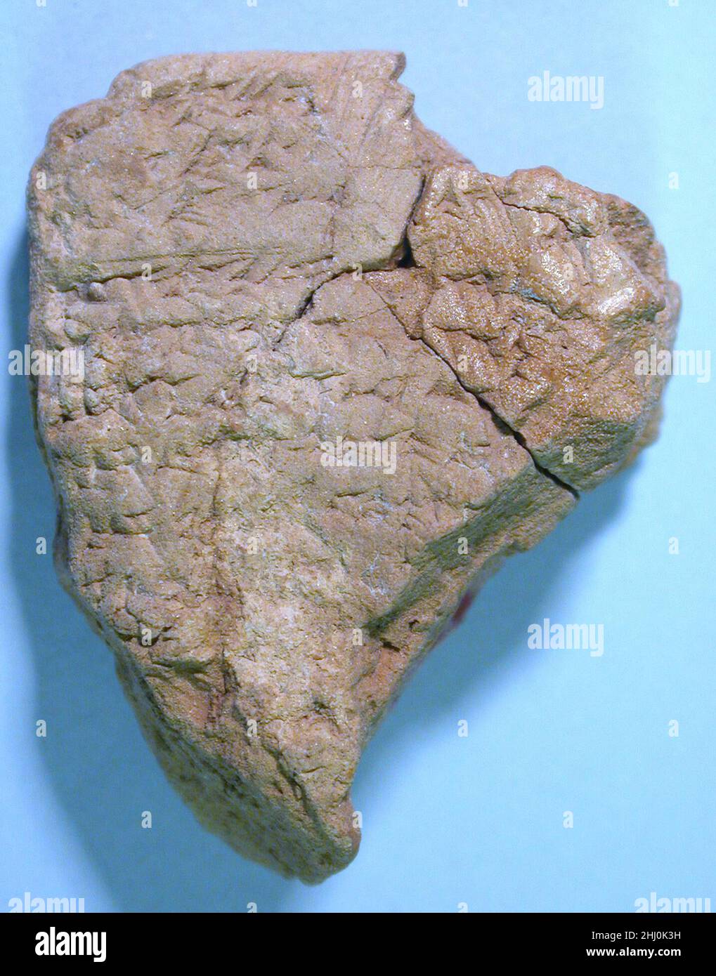 Tavoletta cuneiforme: Frammento di un testo contenente incantesimi ca. Fine 1st millennio a.C. Tavoletta cuneiforme: Frammento di un testo contenente incantesimi 322070 Foto Stock