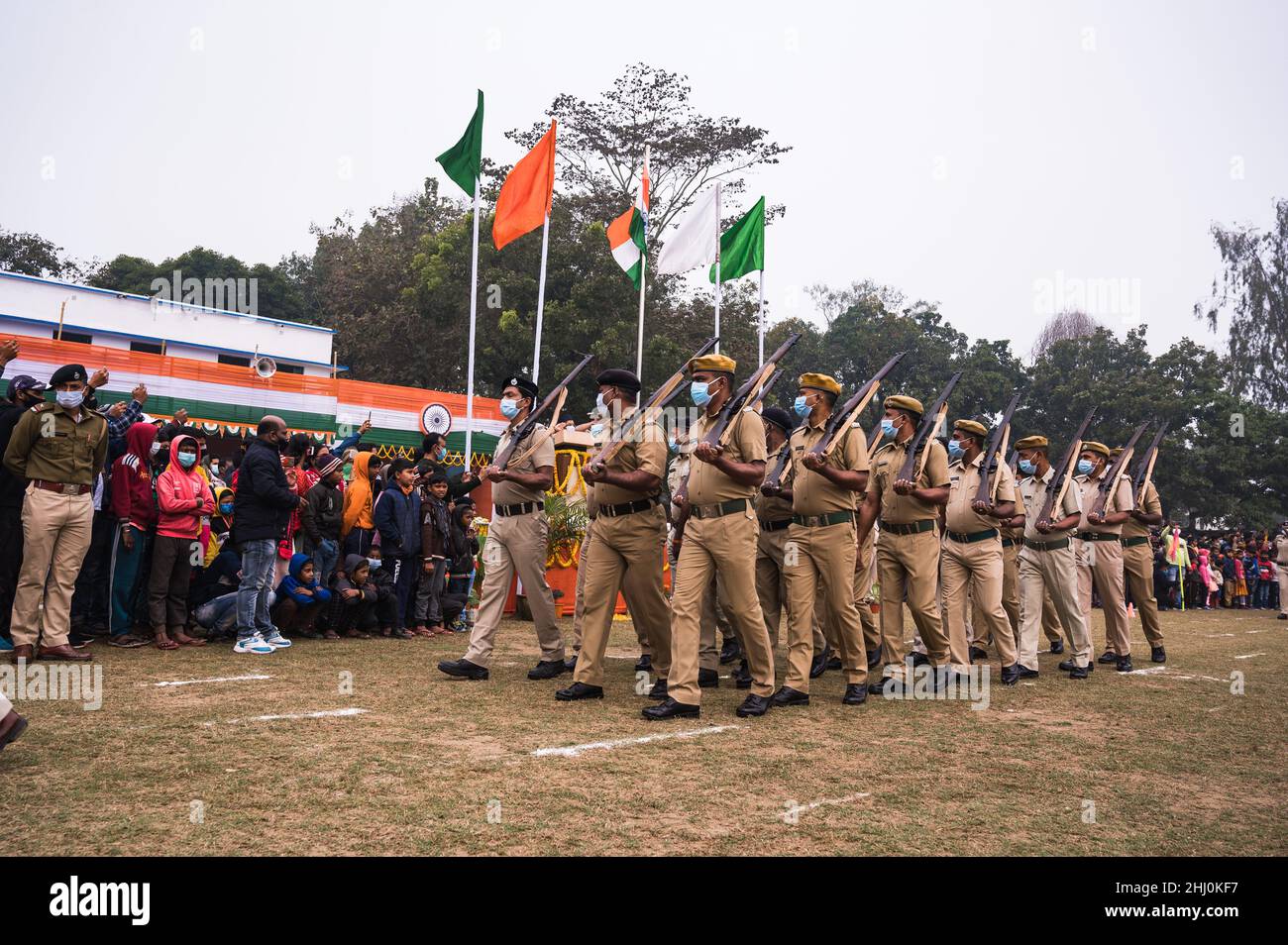 Tehatta, Bengala Occidentale, India. 26th Jan 2022. L'India celebra la Giornata della Repubblica del 73rd in tutta la nazione. I festeggiamenti di quest'anno sono speciali, in quanto l'India è nel 75th anno dell'Indipendenza '''' essendo celebrata come ''˜Azadi ka Amrit Mahotsav'. In questa occasione, una parata annuale si svolge presso il villaggio di confine India-Bangladesh di Tehatta. (Credit Image: © Soumyabrata Roy/Pacific Press via ZUMA Press Wire) Foto Stock