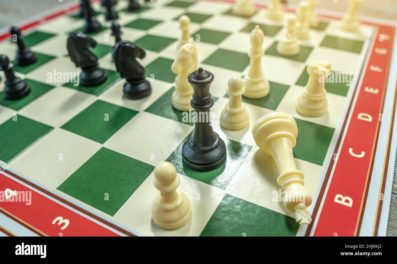 Una scacchiera con pezzi. Il gioco si è concluso con la sconfitta del re bianco. Il concetto di strategia nel business Foto Stock