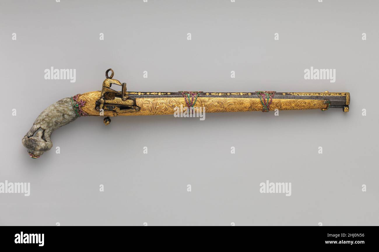 Miquelet Pistol ca. 1850–75; lucchetto, datato 1145 A.H. / 1732 A.D. Turco questa pistola stravagante decorata incorpora un bel fusto saldato a motivi, datato 1732, con montature del XIX secolo ed è stato presumibilmente creato per scopi cerimoniali.. Pistola Miquelet. Turco. CA. 1850–75; serratura, datata 1145 A.H. / 1732 A.D. Acciaio, nefrite, oro, smeraldi, granati, oro. Armi da fuoco-Pistoli-Flintlock Foto Stock