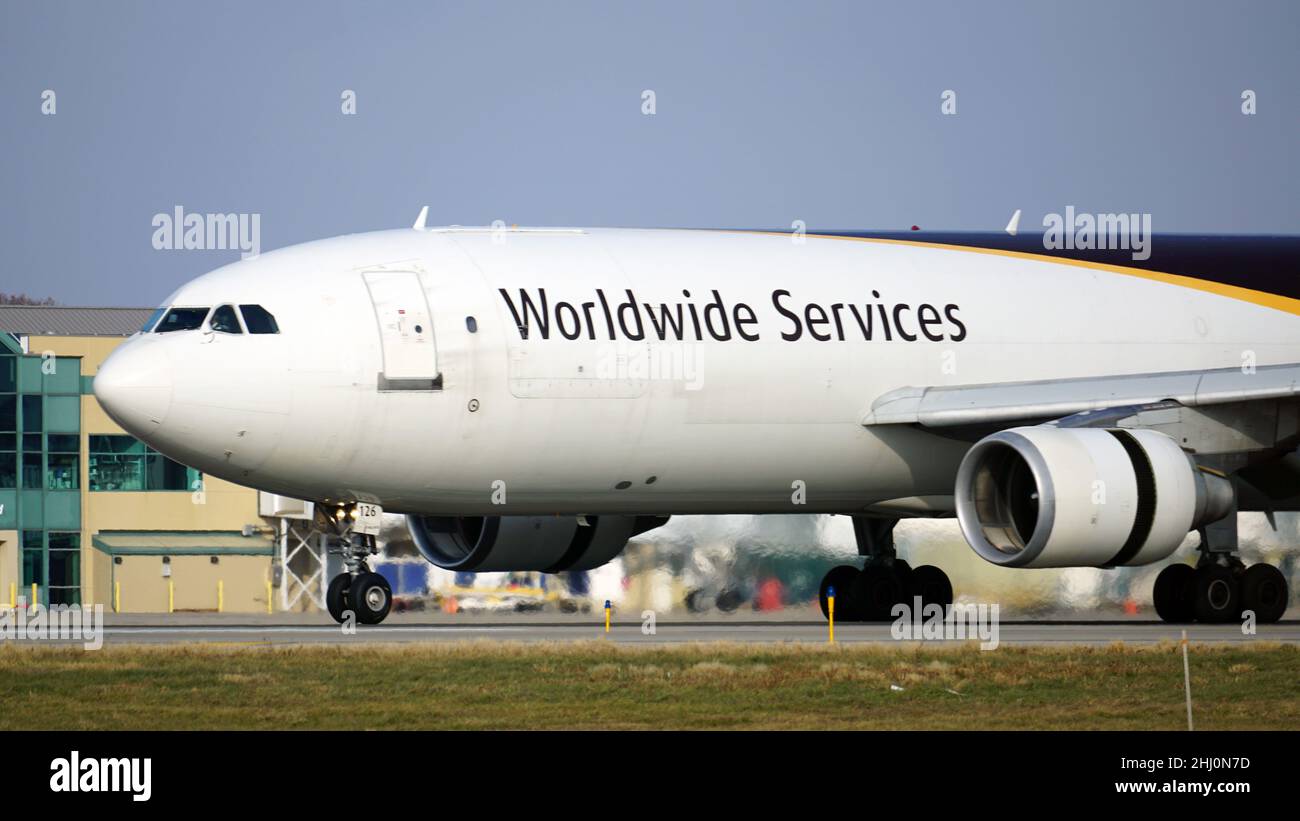 United Parcel Service Worldwide Services Airbus A300 tasse sugli aerei da carico sulla pista dopo l'atterraggio all'Aeroporto Internazionale Rockford di Chicago. Foto Stock