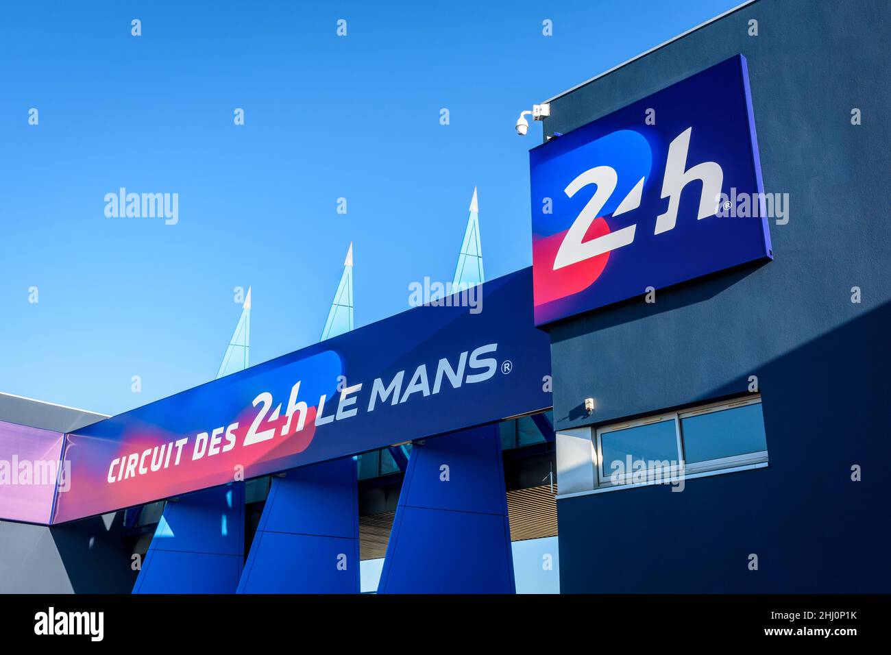 Vista a basso angolo della porta del circuito della 24 ore di le Mans, Francia. Foto Stock