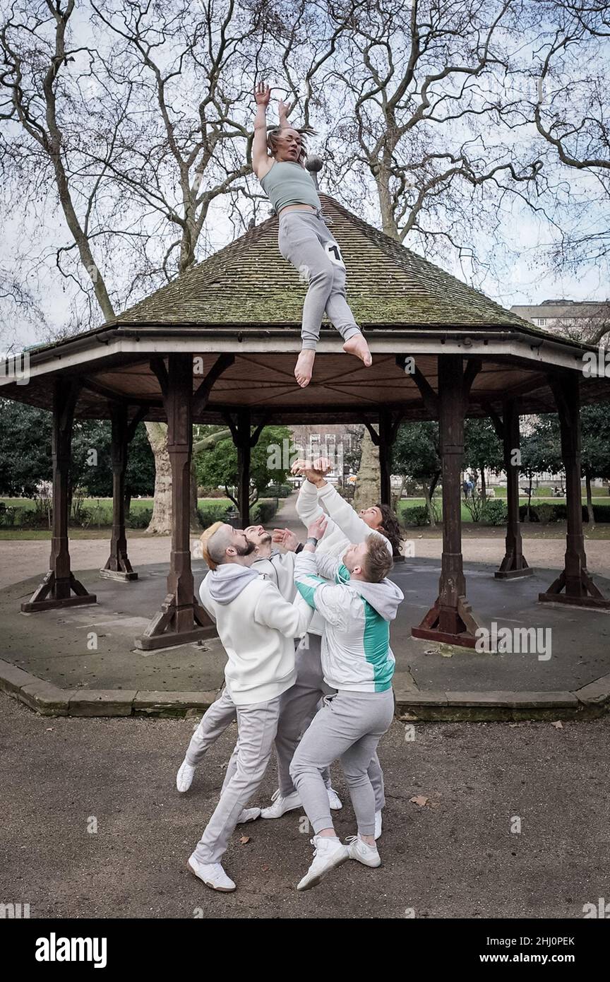 Londra, Regno Unito. 26th Jan 2022. Gli artisti della società circense a malapena metodica Troupe esibiscono coraggiose prodezze acrobatiche dal loro nuovo show KIN a Lincoln Inn Fields. Inizialmente premiato nel 2016, KIN mescola l'acrobatica del circo con il pugno emotivo del teatro. Il regista è noto coreografo ben Duke. IL KIN apre mercoledì 26th al Sadlers Wells, Peacock Theatre. Credit: Guy Corbishley/Alamy Live News Foto Stock