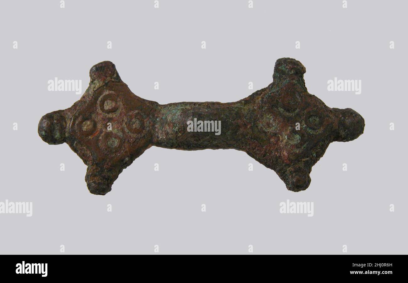 Arco spilla ca. 650–750 franco. Bow Brooch 465003 Frankish, Bow Brooch, ca. 650?750, lega di rame, totale: 1 5/8 x 11/16 x 1/2 poll. (4,1 x 1,7 x 1,3 cm). Il Metropolitan Museum of Art, New York. Dono di J. Pierpont Morgan, 1917 (17.191.294) Foto Stock