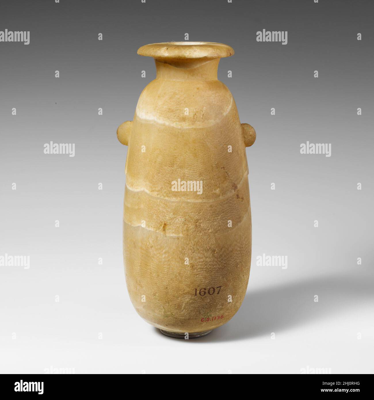 Alabastro alabastron (vaso di profumo) 5th–4th secolo a.C. Cipriota l'alabastron ha due alette sopra una corta linguetta trapezoidale in bassorilievo. Il collo è corto e il labbro leggermente convesso. Alabastro alabastron (vaso di profumo) 243964 Foto Stock