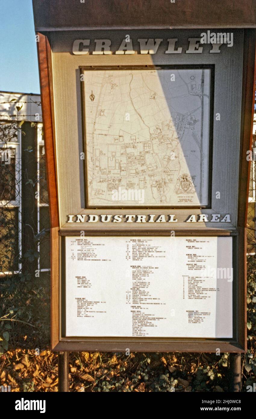 Un cartello con una mappa e un elenco degli indirizzi commerciali della zona industriale di Crawley ‘New Town’, West Sussex, Inghilterra, Regno Unito nel 1969. La zona commerciale e industriale era principalmente concentrata a nord del centro città intorno a Fleming Way, Gatwick Road e Manor Royal. È stato sviluppato per creare posti di lavoro nella “nuova città” del dopoguerra. Da questo periodo l'area è stata sottoposta a cambiamenti e ammodernamenti di massa. Questa immagine proviene da una vecchia trasparenza a colori Kodak amatoriale, una fotografia d'epoca del 1960s. Foto Stock