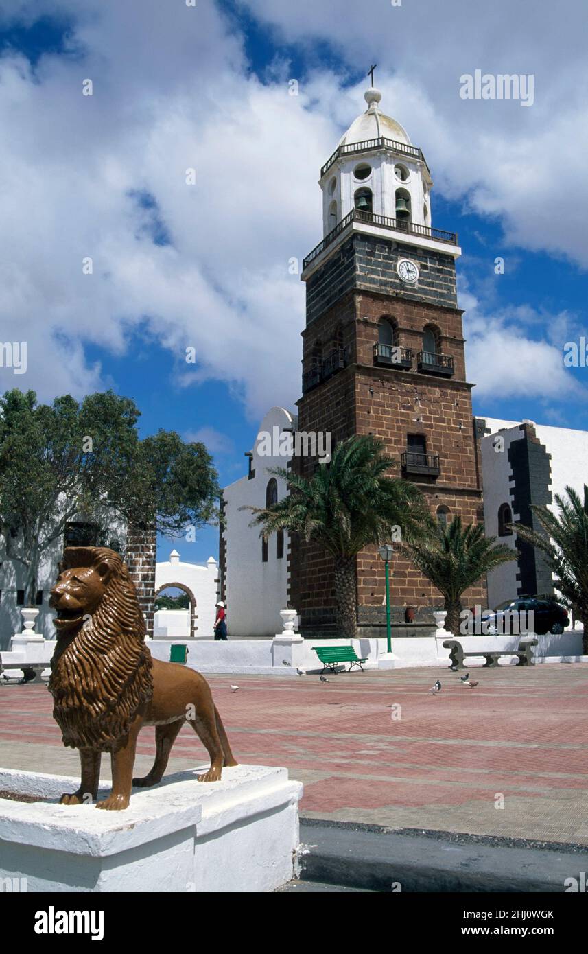 Leone figur di fronte alla chiesa di Teguise, Lanzarote, Isole Canarie, Spagna Foto Stock