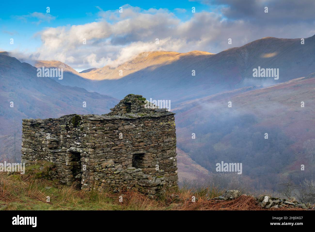 Edificio in pietra rovinata nel Lake District all'inizio dell'inverno, guardando Troutbeck Ghyll, Windermere, Cumbria, Regno Unito. Foto Stock