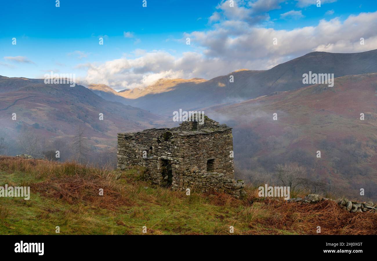 Edificio in pietra rovinata nel Lake District all'inizio dell'inverno, guardando Troutbeck Ghyll, Windermere, Cumbria, Regno Unito. Foto Stock