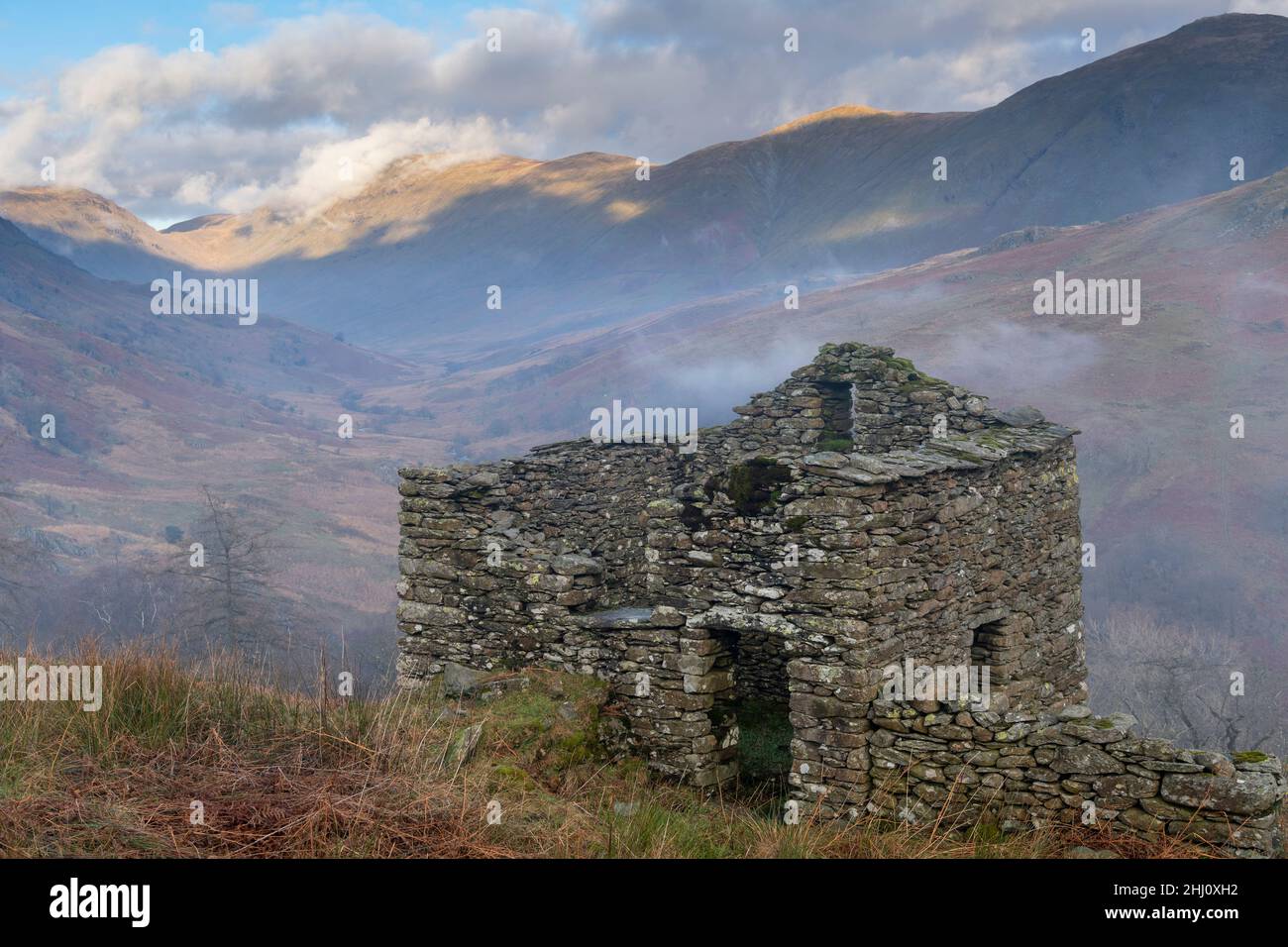 Edificio in pietra rovinata nel Lake District all'inizio dell'inverno, guardando Troutbeck Ghyll, Windermere, Cumbria, Regno Unito. Foto Stock