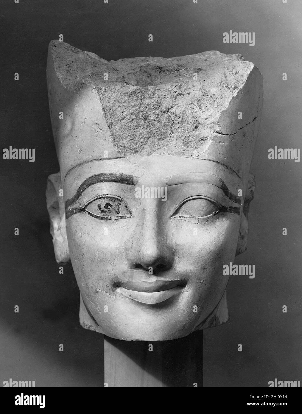 Testa di una statua di Osiride di Hatshepsut ca. 1479–1458 a.C. nuovo regno questo capo apparteneva ad una statua che rappresentava Hatshepsut come Osiride, dio degli umili. Fu una delle quattro figure di Osiride che decorarono il santuario di Amun nel suo tempio funerario a Deir el Bahri. Questa testa e un'altra nella collezione (31,3.154) indossano la Corona Bianca dell'Alto Egitto e erano originariamente all'estremità meridionale del santuario. Un'altra testa della collezione (31,3.153) indossa la Doppia Corona e proveniva dall'estremità settentrionale. Le statue di Osiride che decoravano il tempio di Hatshepsut erano statue 'fidanzate' - i Foto Stock