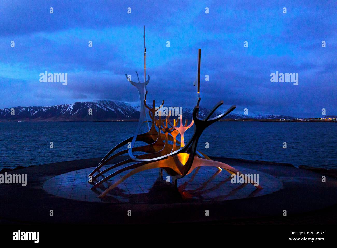 Sun Voyager Viking long=nave scultura in acciaio Reykjavik Waterfront Islanda Solfarid copia spazio sogno barca sera notte mare e neve colline Foto Stock