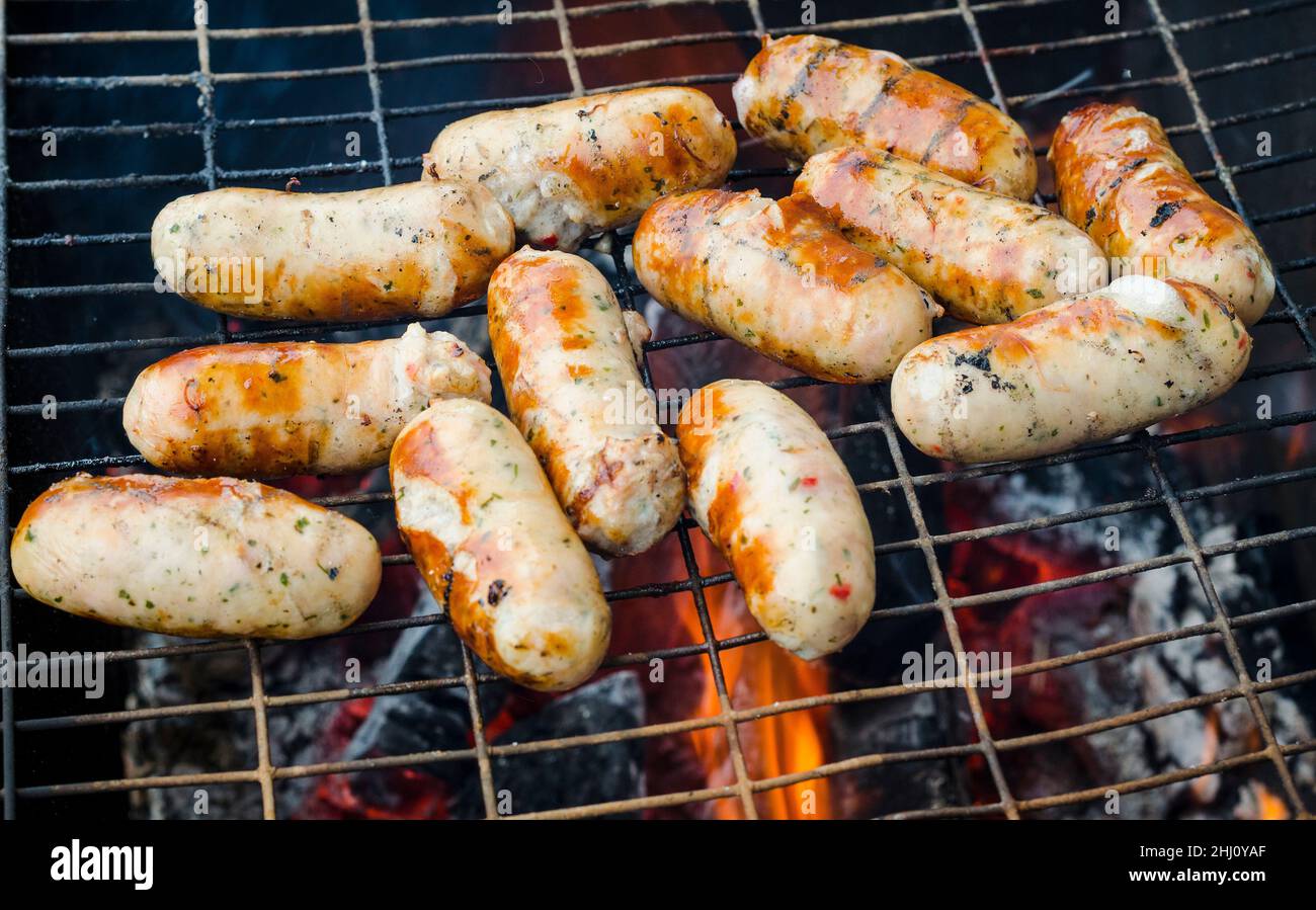 salumi fritti di carne su un falò in estate Foto Stock