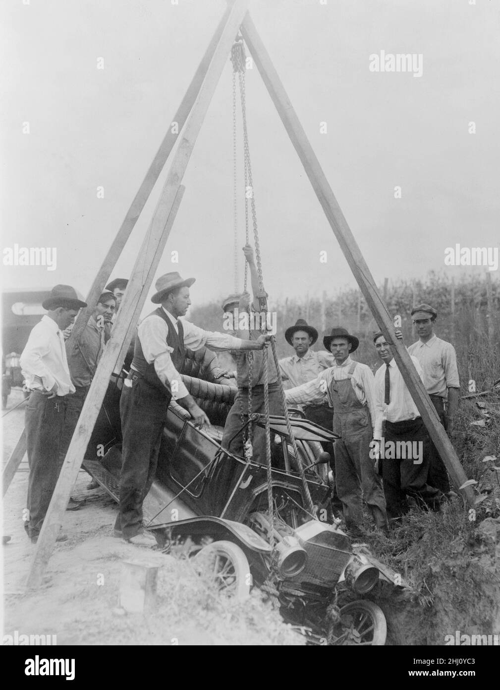 Sollevamento di un'auto Ford non danneggiata da fossato - 1914 Foto Stock