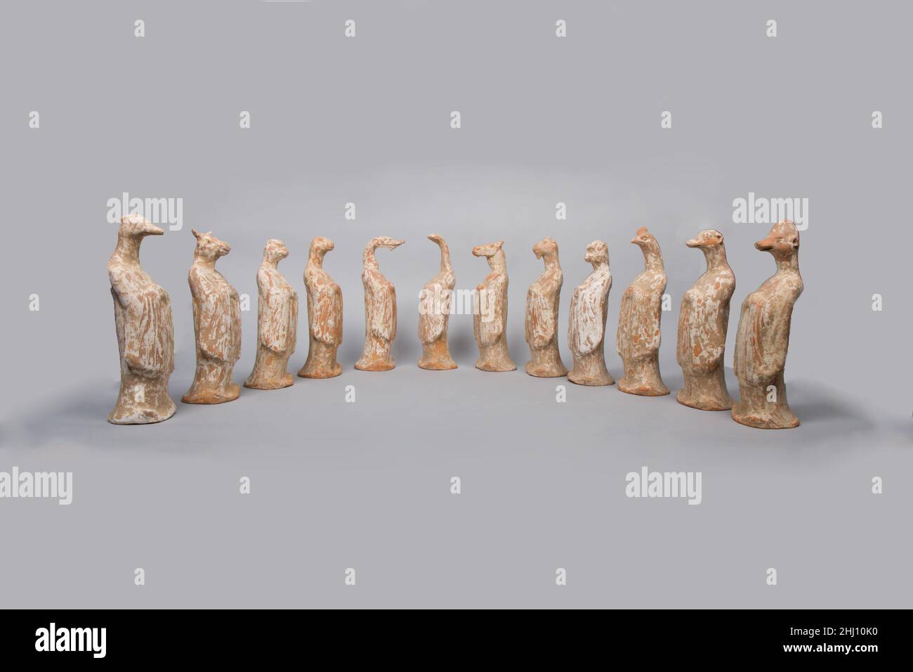 Insieme di dodici animali zodiacali 8th secolo Cina da parte della dinastia Han orientale (A.D. 9–220), l'ordine convenzionale dei dodici animali cinesi dello zodiaco era ben stabilito: Ratto, bue, tigre, coniglio, drago, serpente, cavallo, montone, scimmia, gallo, cane, e maiale. Successivamente, essi cominciarono ad essere abbinati ad altri dieci elementi calendrici per formare un ciclo di rotazione di sessanta, che da allora è rimasto in uso come modo di contare gli anni. Gli animali, insieme al sistema rotante, sono stati adattati e ampiamente utilizzati tra molti paesi dell'Asia orientale e del sud-est asiatico. Come pratiche di sepoltura è diventato più elaborato Foto Stock