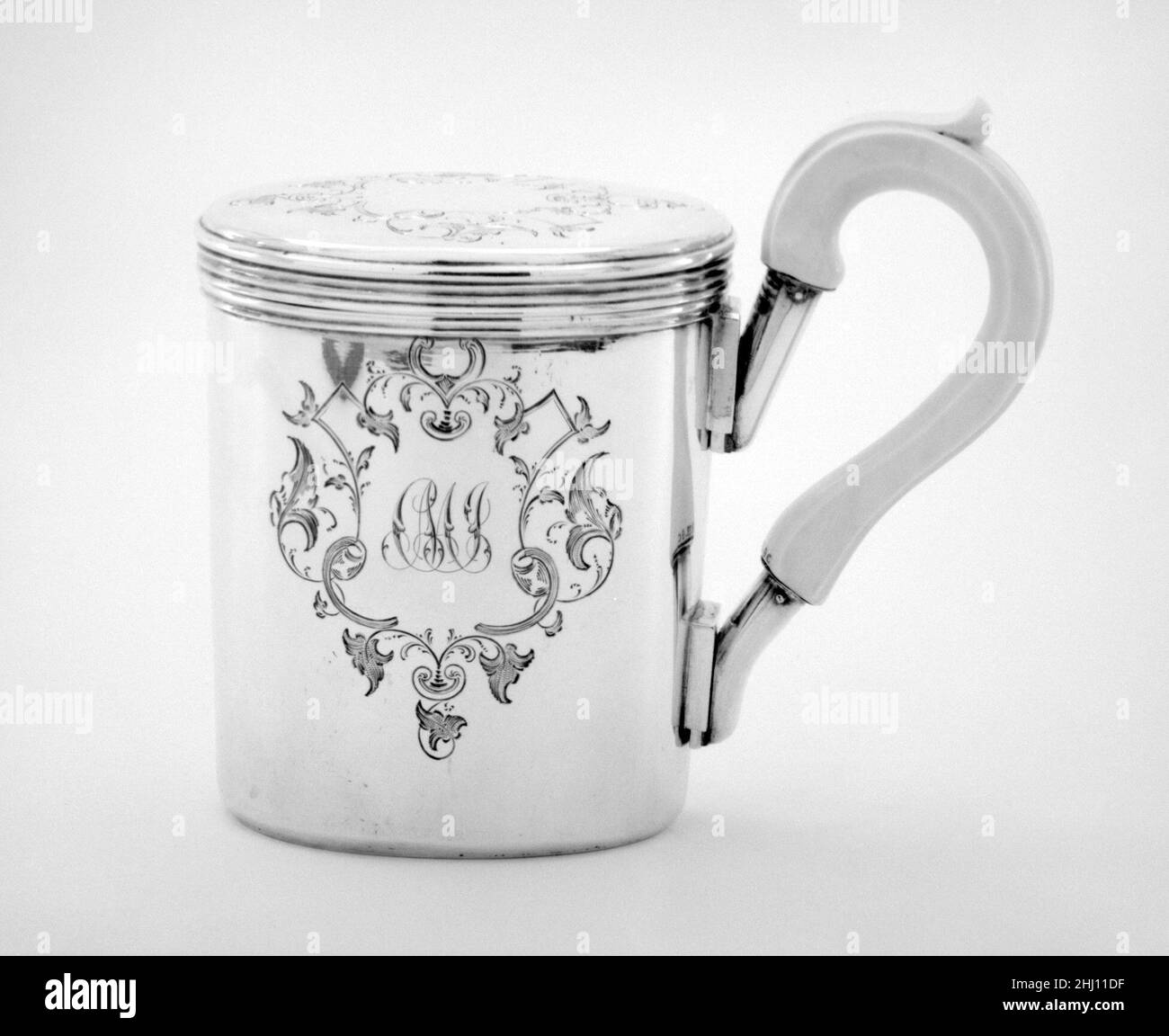 Tazza da barba con coperchio e manico; piatto di sapone (parte di un set) 1848–49 Johann Bernhard Hertz (Hentz) la ditta di Nicholls & Plincke è stata fondata dai membri della relativamente grande comunità di argentisti e artigiani inglesi che lavorano a San Pietroburgo. Dopo il 1840 fu uno dei più importanti rivenditori di articoli di lusso prima che Carl Fabergé offuscasse tutti i concorrenti. Diversi quotidiani contemporanei di San Pietroburgo lodavano i prodotti di alta qualità del magasin anglais Nicholls & Plincke.secondo la tradizione familiare del donatore, questo raro insieme con più di cinquanta articoli che portano il monog Foto Stock