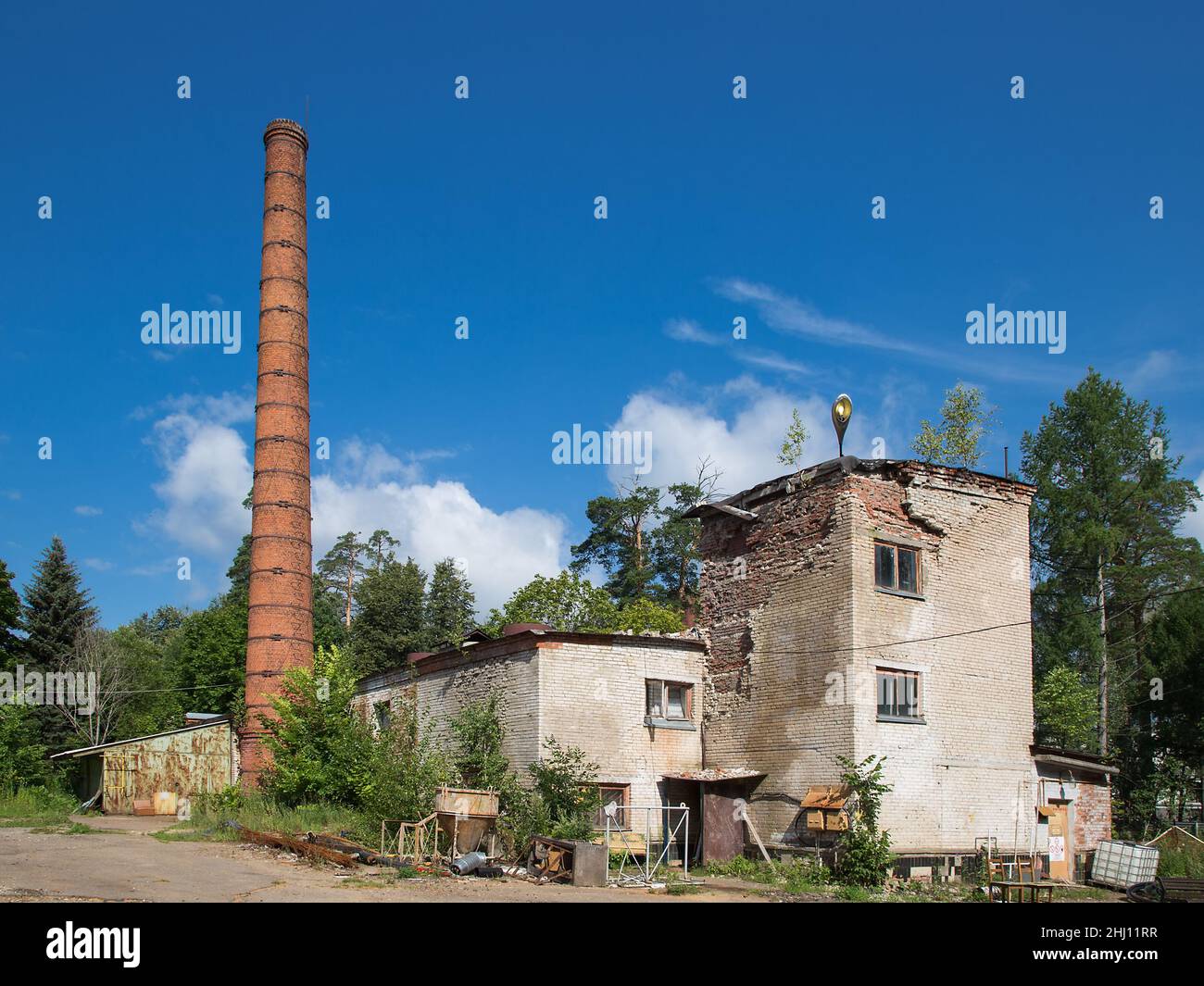 28.07.2019. Russia. Regione di Mosca. La vita quotidiana nella regione di Mosca. Un vecchio locale abbandonato della caldaia. Foto Stock