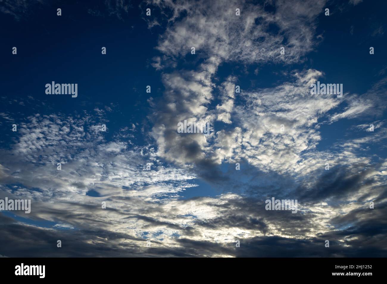 Piccole nuvole soffici al tramonto. Paesaggio di vacanza. Strumento per progettisti. Foto Stock