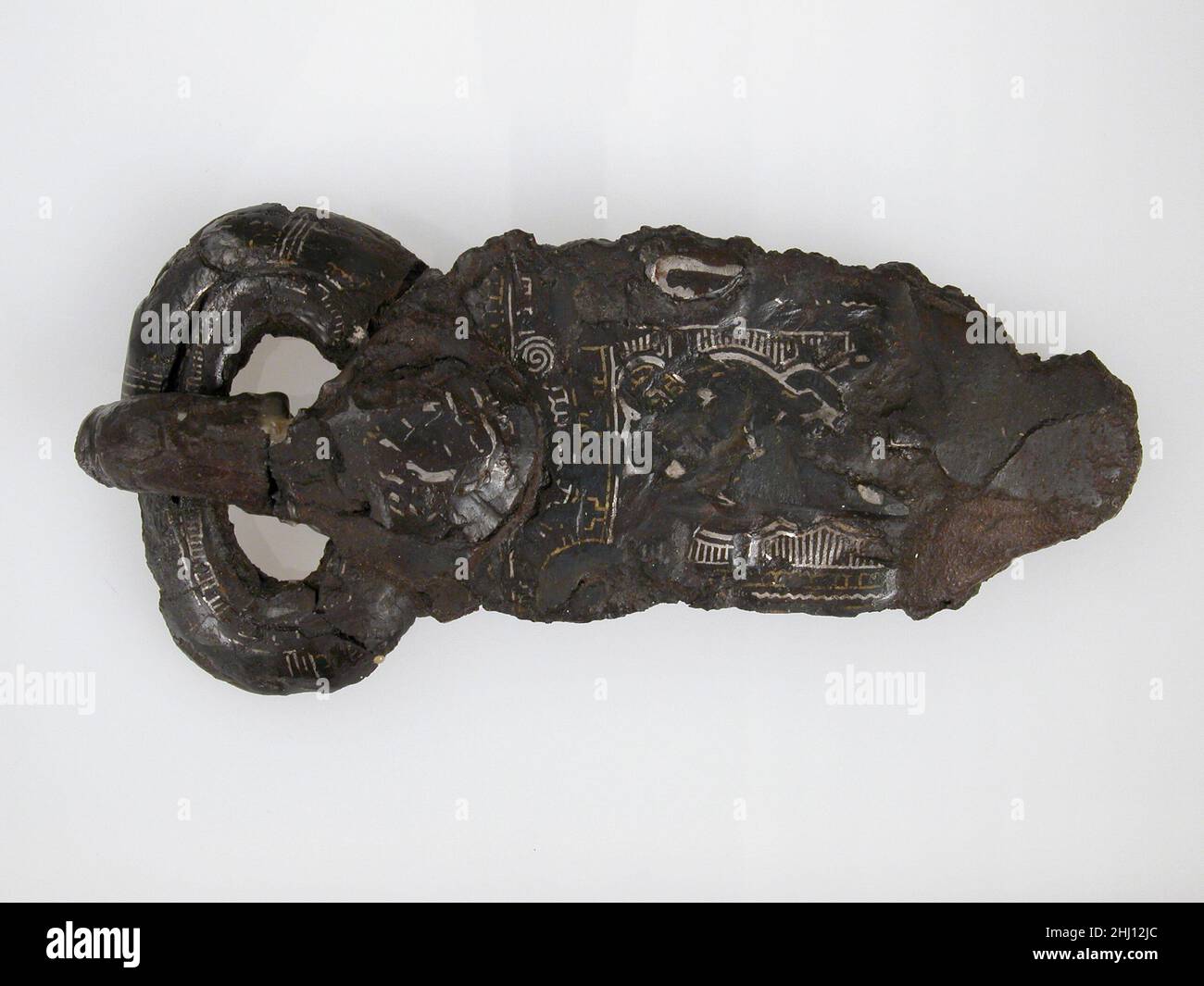 Fibbia cintura 7th secolo Frankish. Fibbia per cintura 465512 Frankish, fibbia per cintura, 7th Century, inserto in ferro, argento e ottone, totale: 5 15/16 x 2 3/4 x 1 poll. (15,1 x 7 x 2,5 cm). Il Metropolitan Museum of Art, New York. Dono di J. Pierpont Morgan, 1917 (17.193.195a, b) Foto Stock