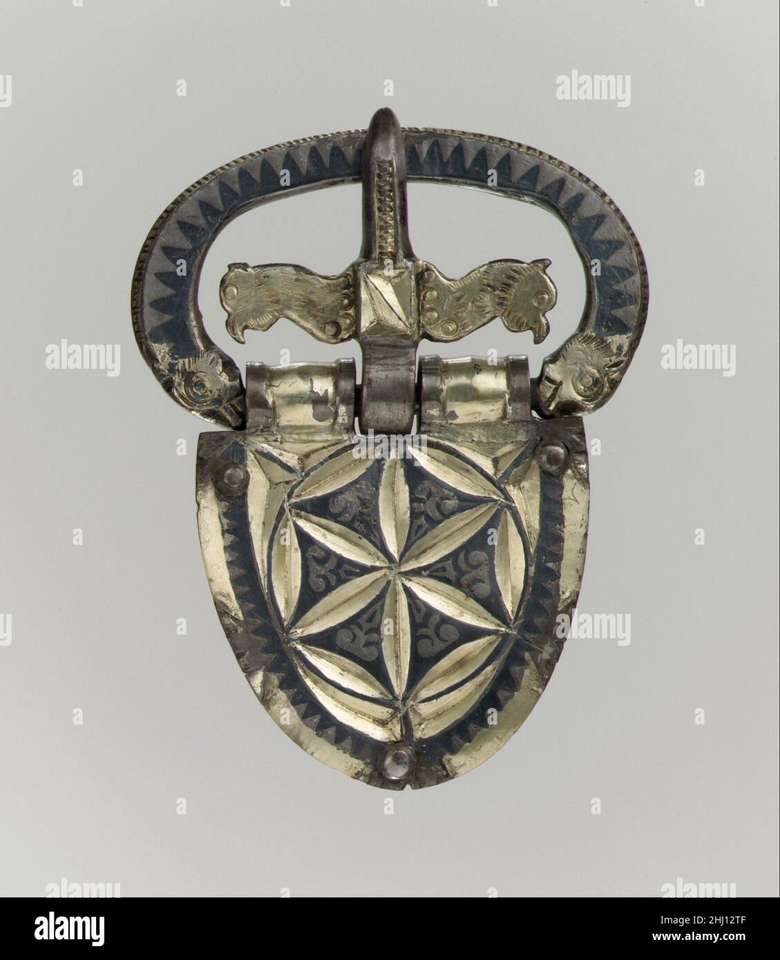 Fibbia per cintura ca. 400 tardo romano questo oggetto proviene dal Tesoro Vermand, la tomba barbaro-guerriero più riccamente nominata mai trovata. La tomba era probabilmente quella di un soldato ausiliario di stanza nella provincia romana di Gallia. Conteneva anche uno scudo, alcune delle quali sono in vista nelle gallerie Arms and Armor. Fibbia per cintura 465204 Foto Stock