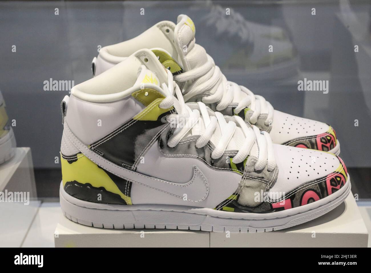 LE SNEAKERS ENTRANO NEL MUSEO AL MUSEE DE L'HOMME , PARIGI Foto Stock