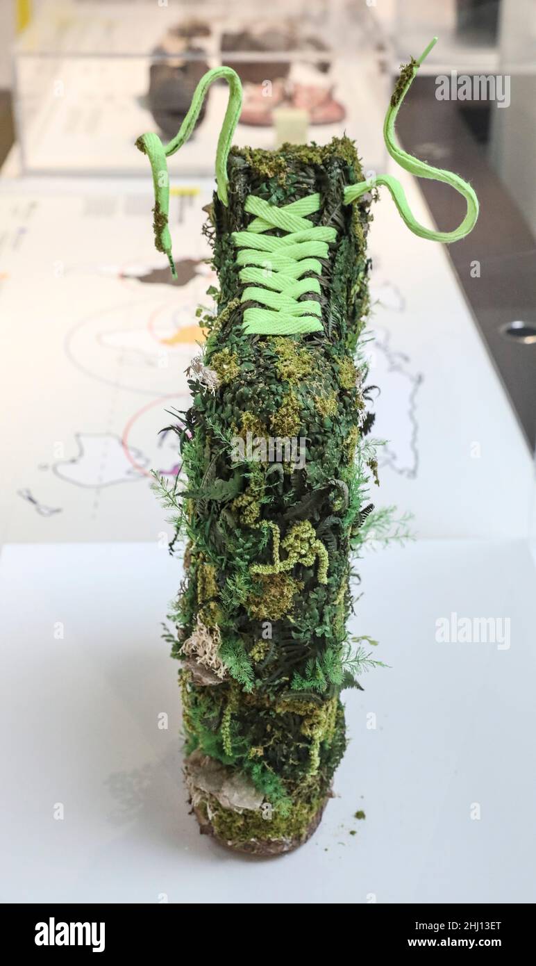 LE SNEAKERS ENTRANO NEL MUSEO AL MUSEE DE L'HOMME , PARIGI Foto Stock