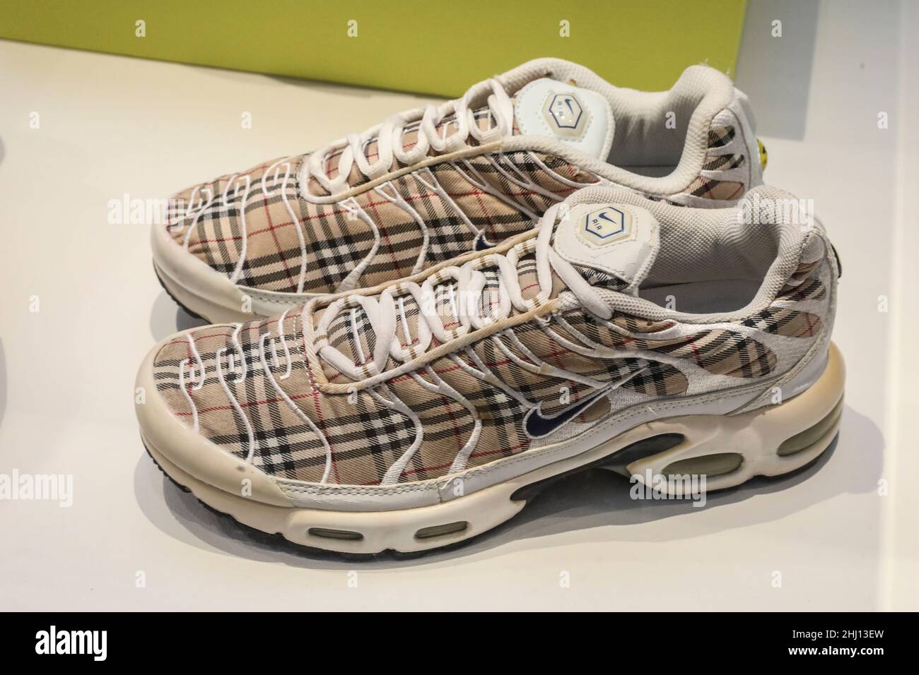 Nike air max plus burberry hotsell