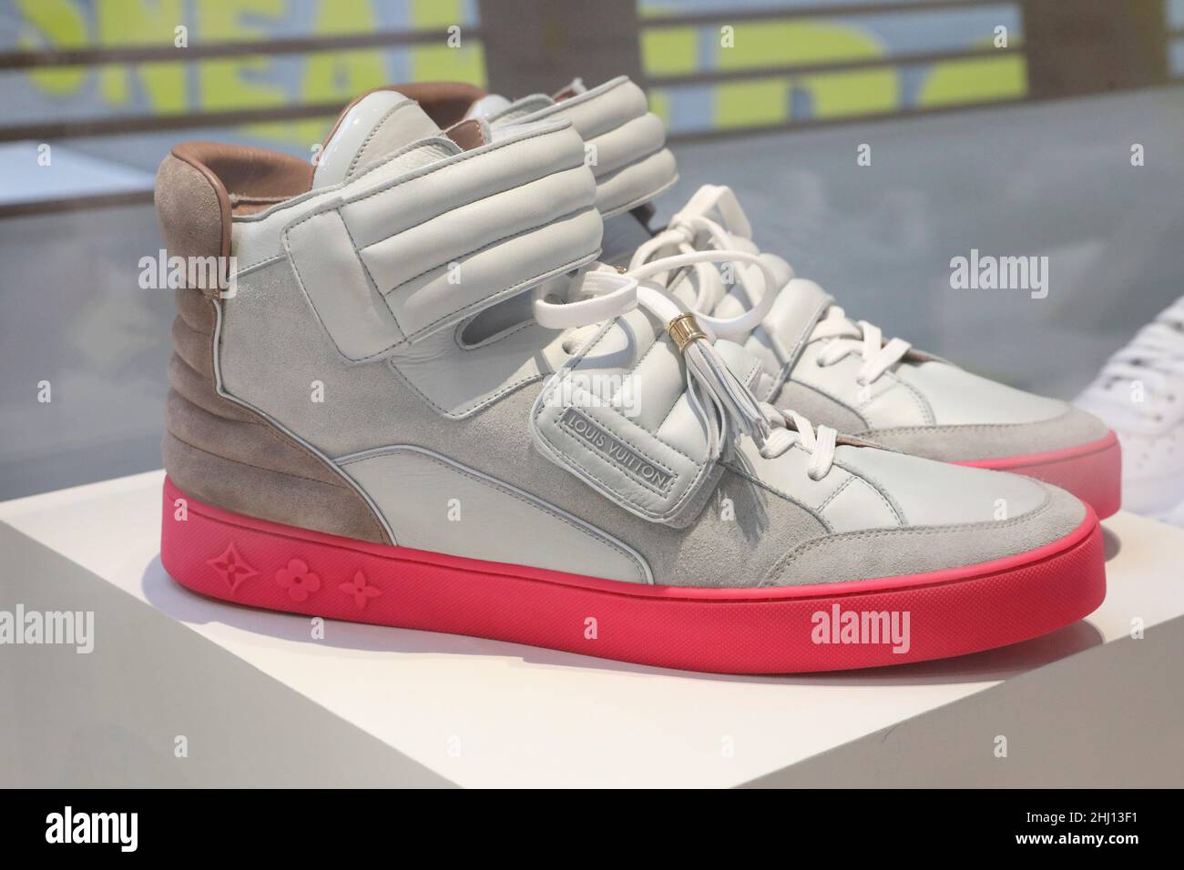 LE SNEAKERS ENTRANO NEL MUSEO AL MUSEE DE L'HOMME , PARIGI Foto Stock