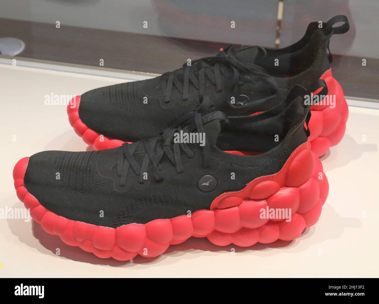 LE SNEAKERS ENTRANO NEL MUSEO AL MUSEE DE L'HOMME , PARIGI Foto Stock