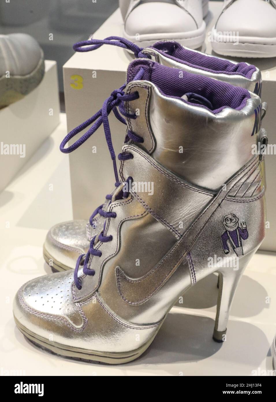 LE SNEAKERS ENTRANO NEL MUSEO AL MUSEE DE L'HOMME , PARIGI Foto Stock