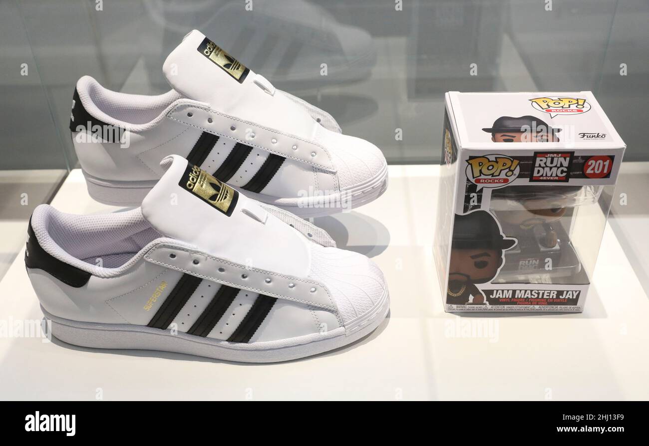 LE SNEAKERS ENTRANO NEL MUSEO AL MUSEE DE L'HOMME , PARIGI Foto Stock