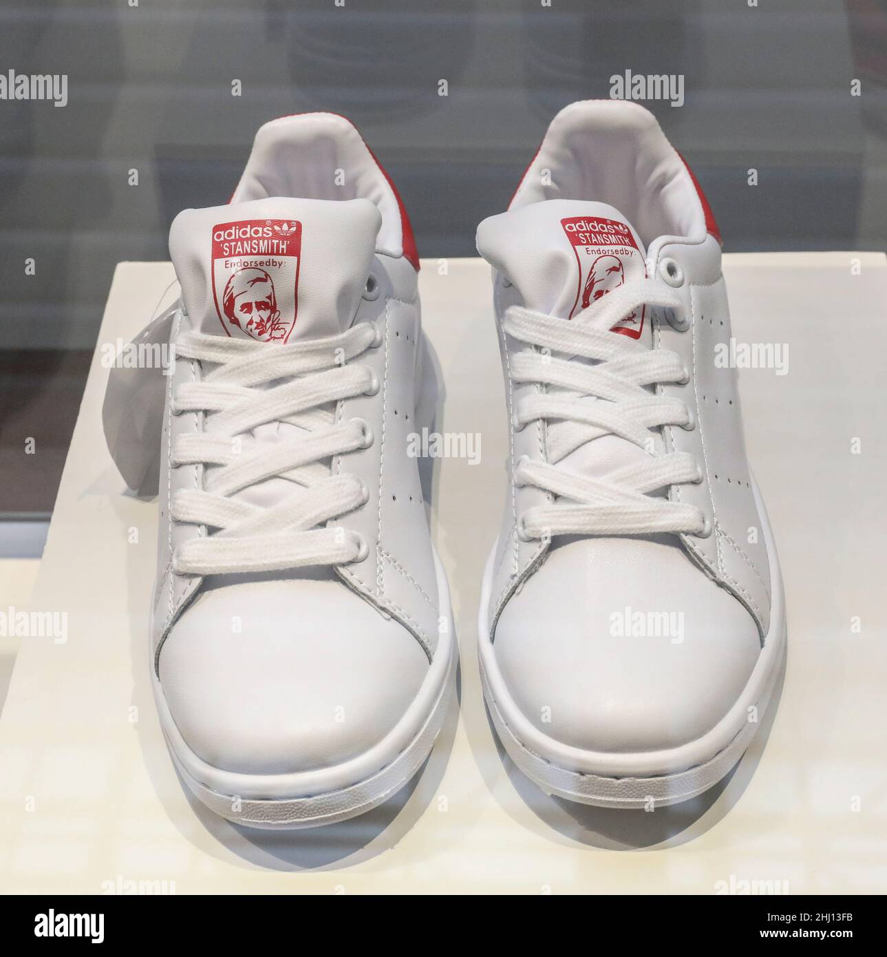 LE SNEAKERS ENTRANO NEL MUSEO AL MUSEE DE L'HOMME , PARIGI Foto Stock