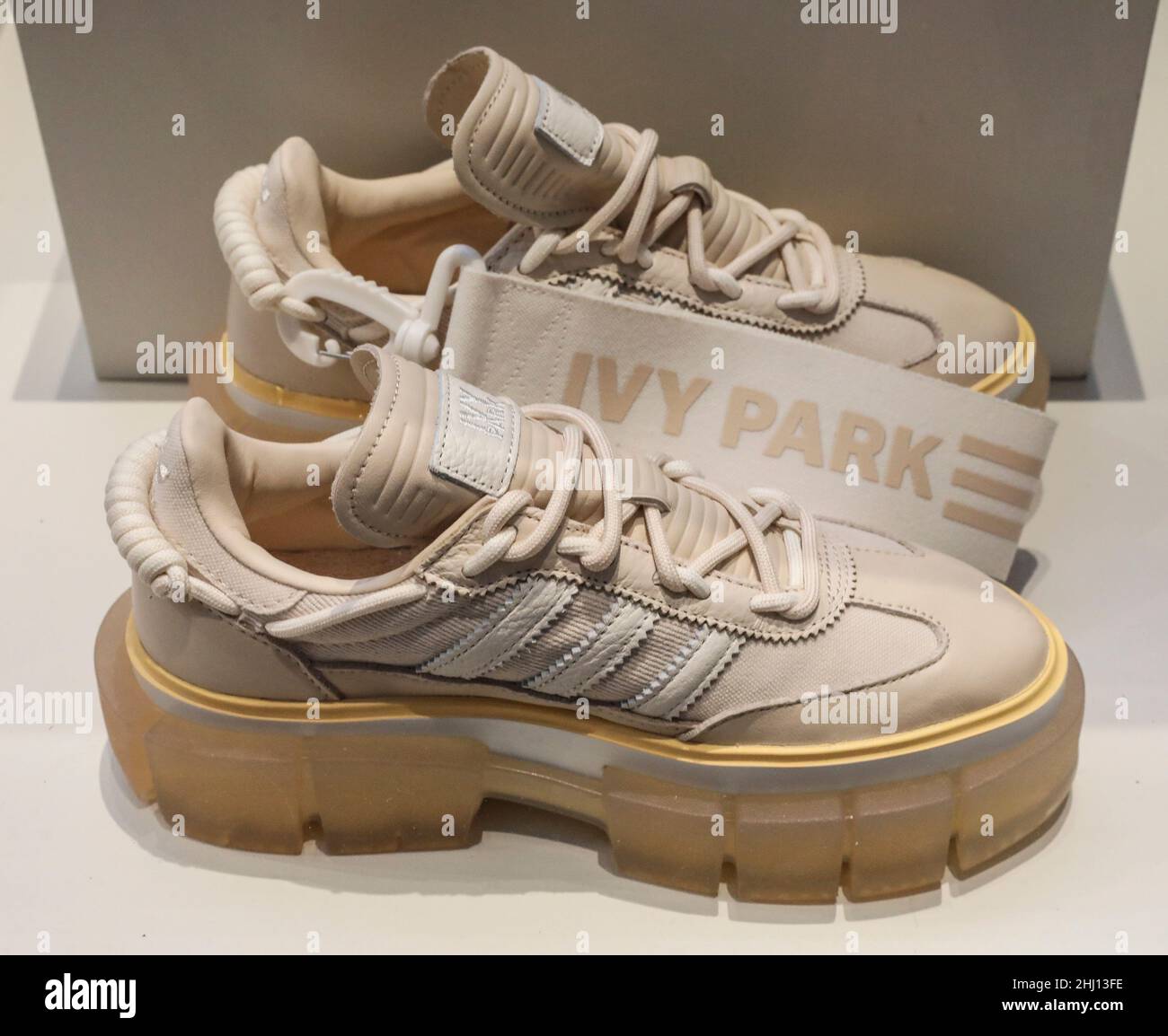 LE SNEAKERS ENTRANO NEL MUSEO AL MUSEE DE L'HOMME , PARIGI Foto Stock