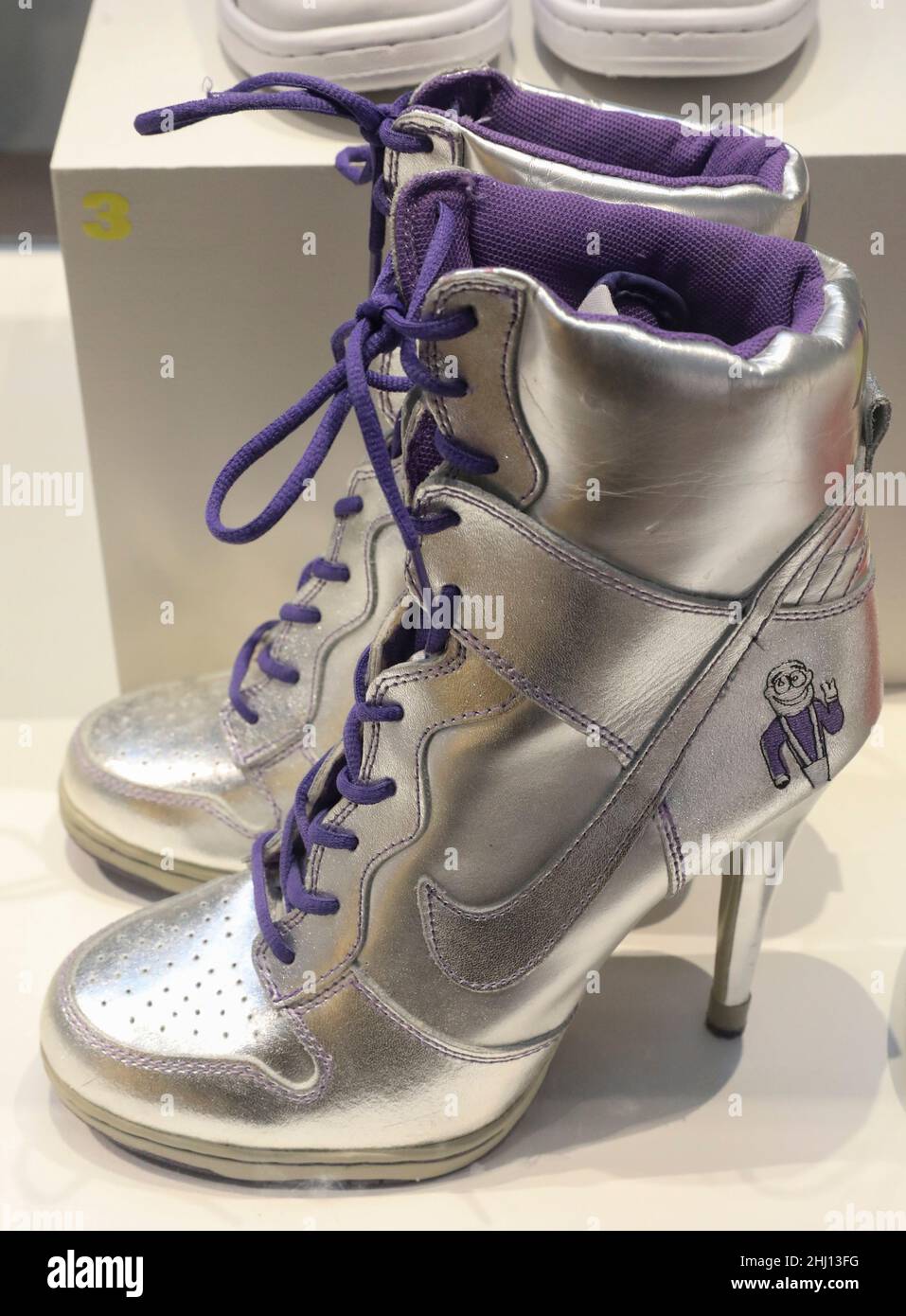 LE SNEAKERS ENTRANO NEL MUSEO AL MUSEE DE L'HOMME , PARIGI Foto Stock