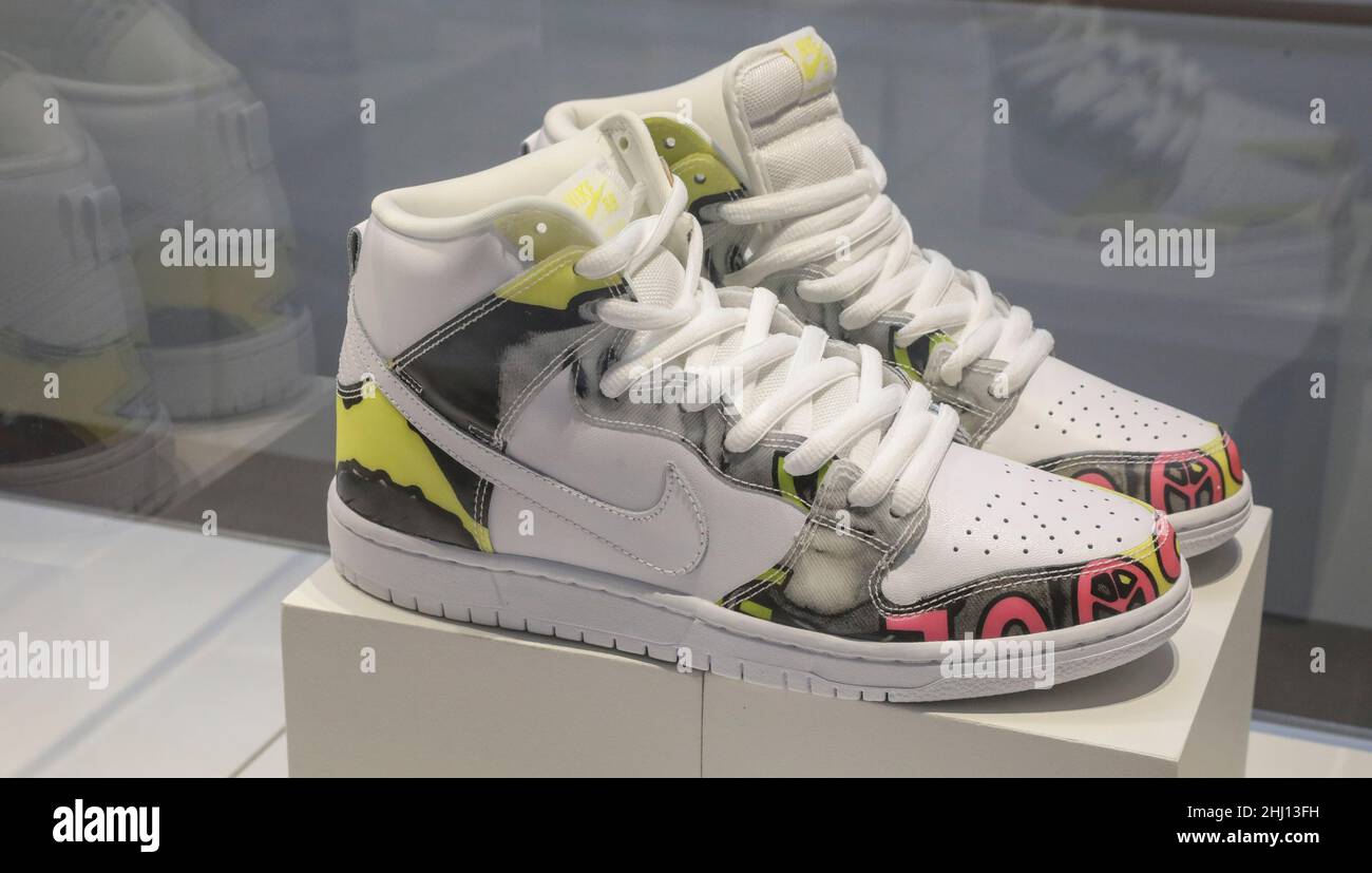 LE SNEAKERS ENTRANO NEL MUSEO AL MUSEE DE L'HOMME , PARIGI Foto Stock