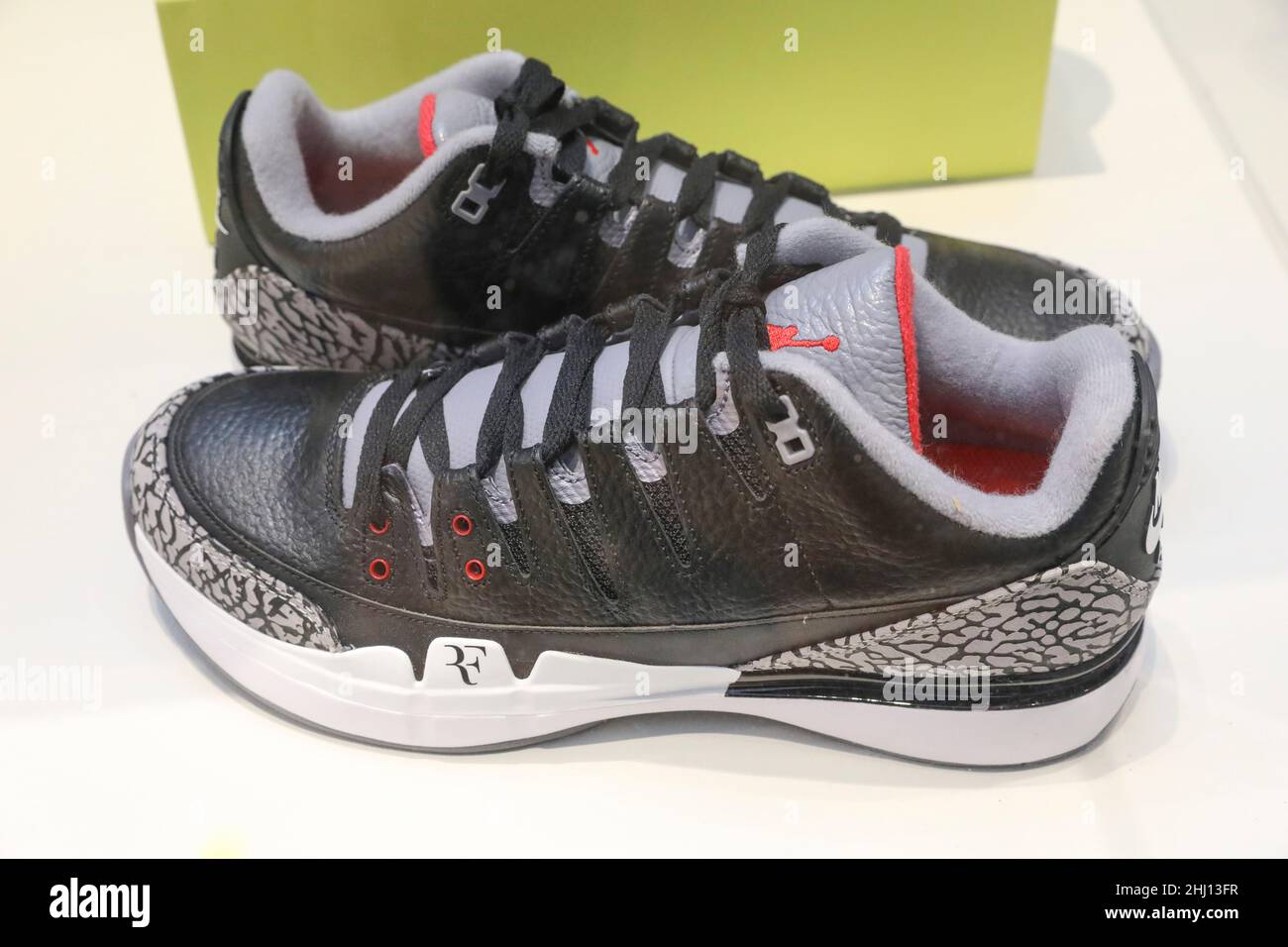 LE SNEAKERS ENTRANO NEL MUSEO AL MUSEE DE L'HOMME , PARIGI Foto Stock