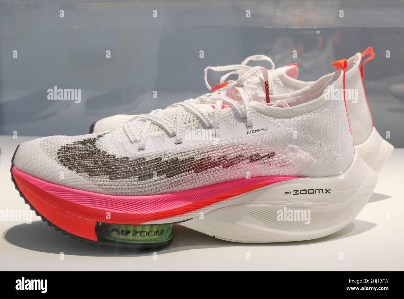 LE SNEAKERS ENTRANO NEL MUSEO AL MUSEE DE L'HOMME , PARIGI Foto Stock