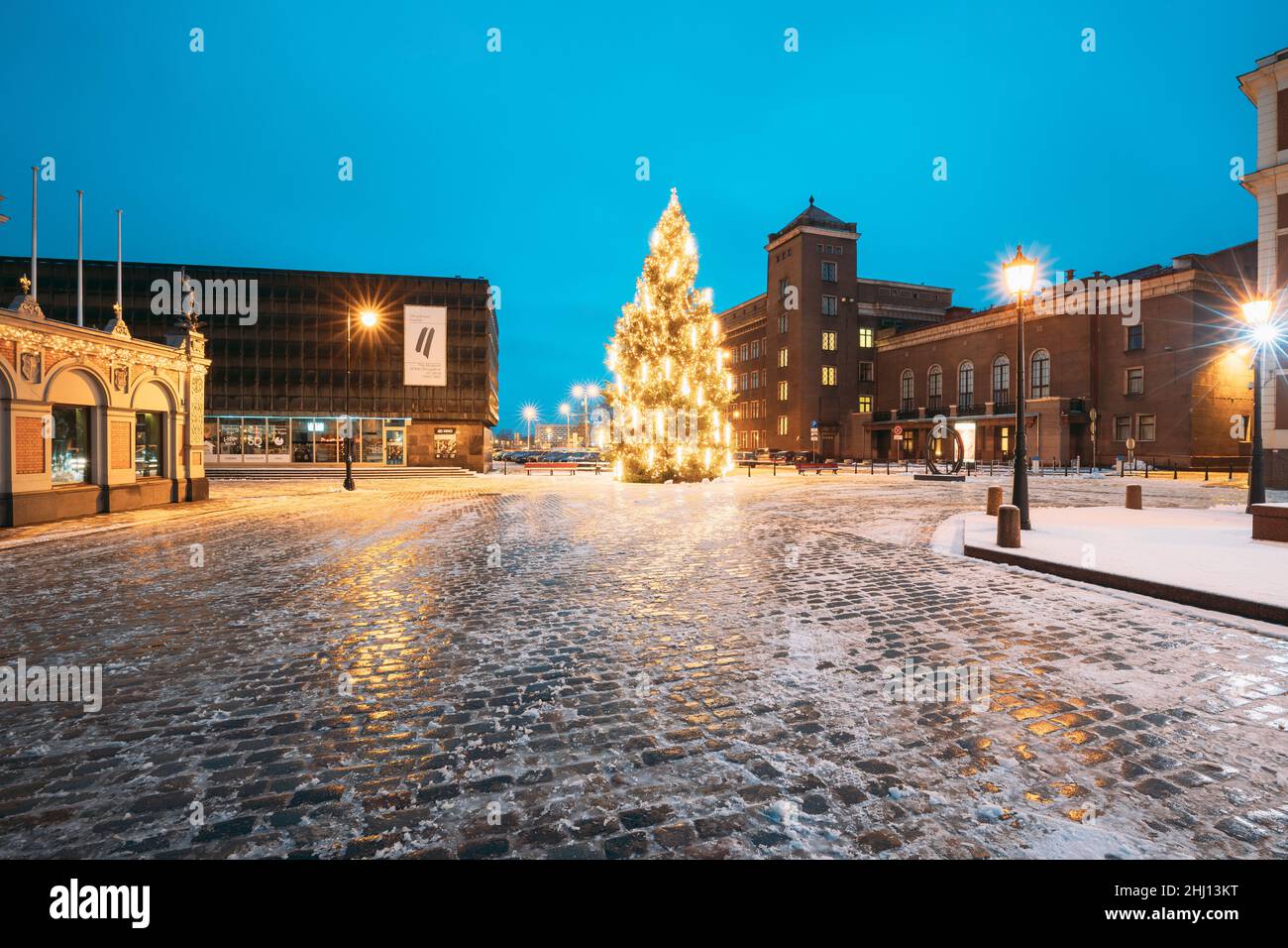 Riga, Lettonia. Winter Night View of Museum of the Occupation of Latvia, Xmas Christmas Tree and riga Technical University RTU alla sera di notte Foto Stock