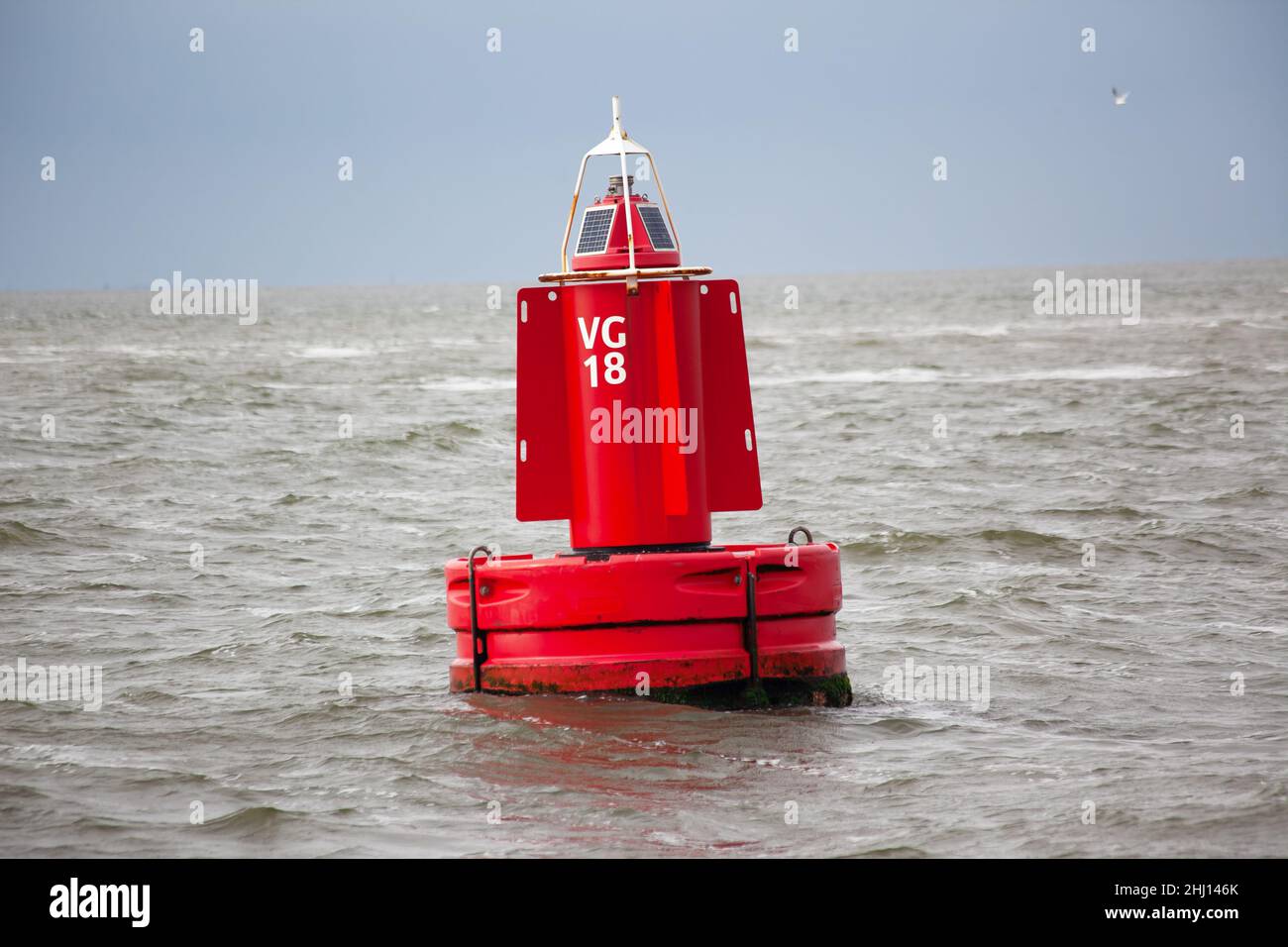 Un canale rosso boa segnaletica nell'acqua. Foto Stock