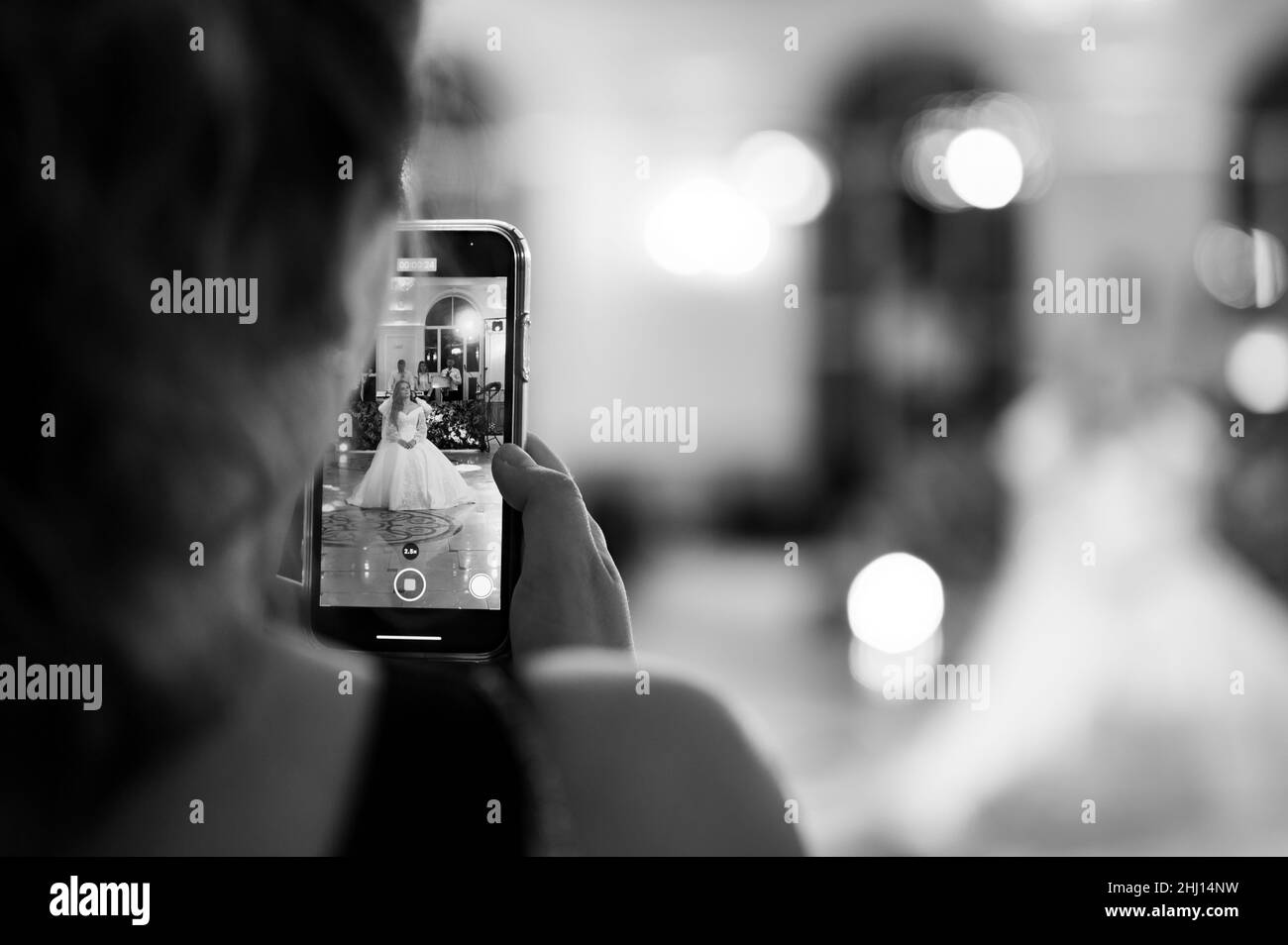 Dolyna, Ucraina 27 giugno 2021: La prima danza nuziale delle spose, danza su un telefono cellulare, l'ospite spara la danza delle spose su un ph mobile Foto Stock
