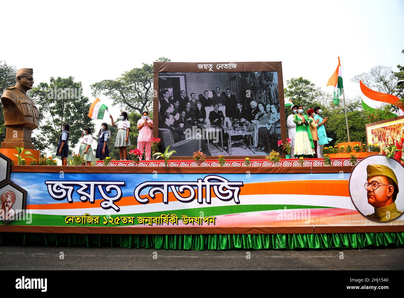 Kolkata, India. 26th Jan 2022. Una mostra tributo in onore di Netaji Subhas Chandra Bose (Freedom Fighter of india) visto durante la sfilata della Giornata della Repubblica Indiana a Redroad, Kolkata.India celebra 73rd Repubblica giorno il 26th gennaio 2022. Republic Day onora la data di entrata in vigore della Costituzione indiana. (Foto di Avishek Das/SOPA Images/Sipa USA) Credit: Sipa USA/Alamy Live News Foto Stock