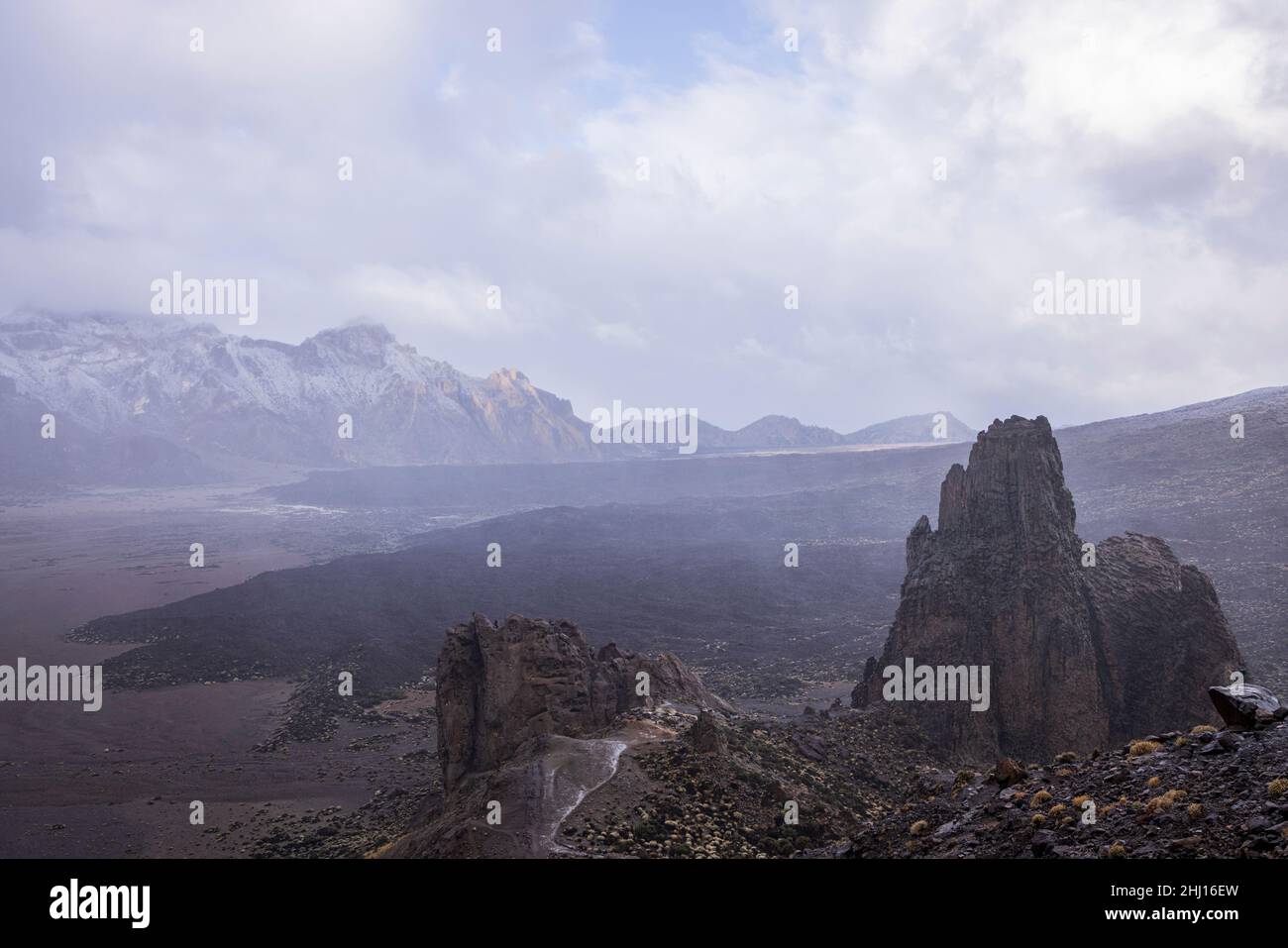 Tenerife, Isole Canarie, Spagna. 26th Jan 2022. La nevicata copre la vetta del Monte Teide e parti del Parco Nazionale quando le temperature scendono a -2,8 gradi C durante la notte sulla montagna più alta delle Spains. Alcune strade sono state chiuse, limitando l'accesso ai turisti e ai locali. Temperature più basse e neve attese nei prossimi giorni. Foto Stock