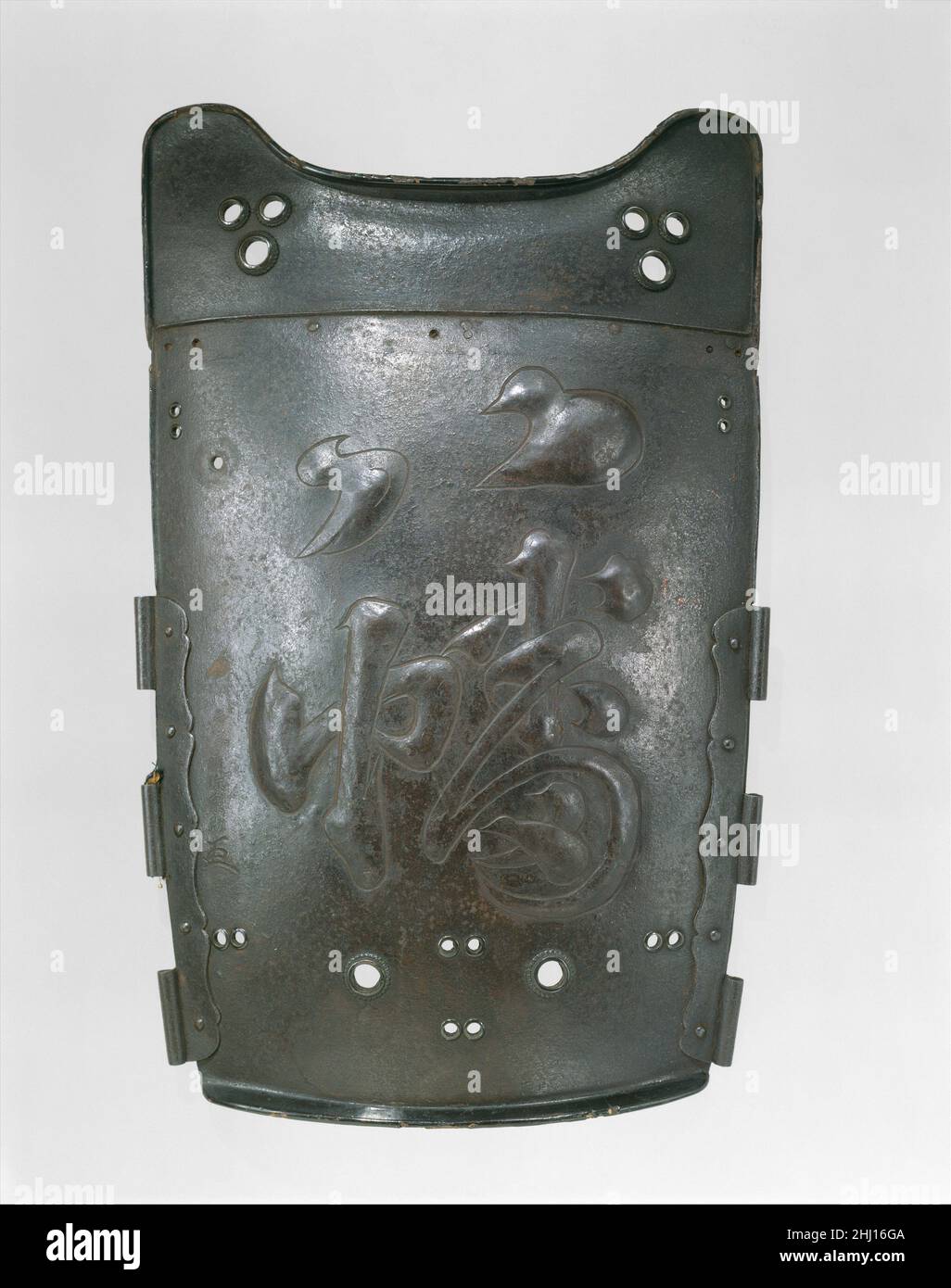 Breastplaste Depecting Character Hachiman, God of War 18th Century Myōchin Morisuke il simbolismo trasmesso da un casco rappresentazionale e maschera facciale potrebbe essere potenziato dall'uso di una cresta staccabile (midate), solitamente montata sulla parte anteriore del casco appena sopra l'orlo. Le creste sono a volte fatte di ferro, ma più frequentemente combinano materiali delicati come cuoio, carta-mâché, o legno dorato e laccato. I disegni di cresta del periodo Edo includono un'ampia gamma di eraldry di famiglia (mon), rendizioni naturalistiche di piante e animali, e immagini sacre. Questi stessi temi decorativi sono Foto Stock Breastplaste Depecting Character Hachiman, God of War 18th Century Myōchin Morisuke il simbolismo trasmesso da un casco rappresentazionale e maschera facciale potrebbe essere potenziato dall'uso di una cresta staccabile (midate), solitamente montata sulla parte anteriore del casco appena sopra l'orlo. Le creste sono a volte fatte di ferro, ma più frequentemente combinano materiali delicati come cuoio, carta-mâché, o legno dorato e laccato. I disegni di cresta del periodo Edo includono un'ampia gamma di eraldry di famiglia (mon), rendizioni naturalistiche di piante e animali, e immagini sacre. Questi stessi temi decorativi sono Foto Stock