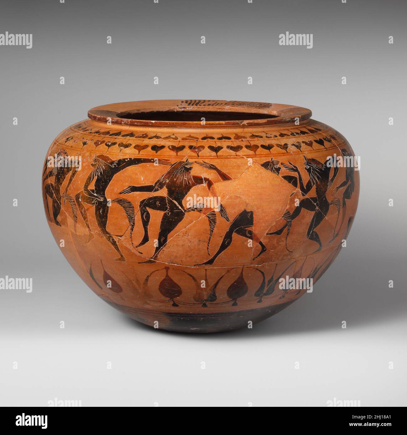 Dinos di terracotta (profonda ciotola a fondo tondo) fine 6th secolo a.C. attribuiti al Gruppo della Campana Dinoi, Satiri Pittore a nastro rivelingCampana dinoi raffigurano spesso uomini danzanti o satiri, soggetti adatti per vasi di vinificazione. Sono probabilmente i prodotti di artisti Etruscanizzati della Grecia orientale che hanno allestito laboratori nell'Etruria meridionale alla fine del VI secolo a.C. lo stile deriva il suo nome dal marchese Giovanni Campana (1808-1880), banchiere italiano, archeologo dilettante, collezionista, che un tempo possedeva diversi esempi. Dinos di terracotta (profonda ciotola a fondo tondo). Etrusco. Foto Stock